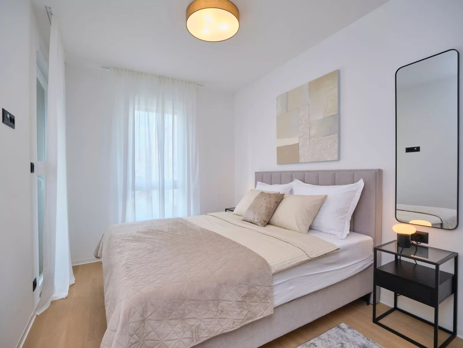 "Splitful Apartment" - Dedans