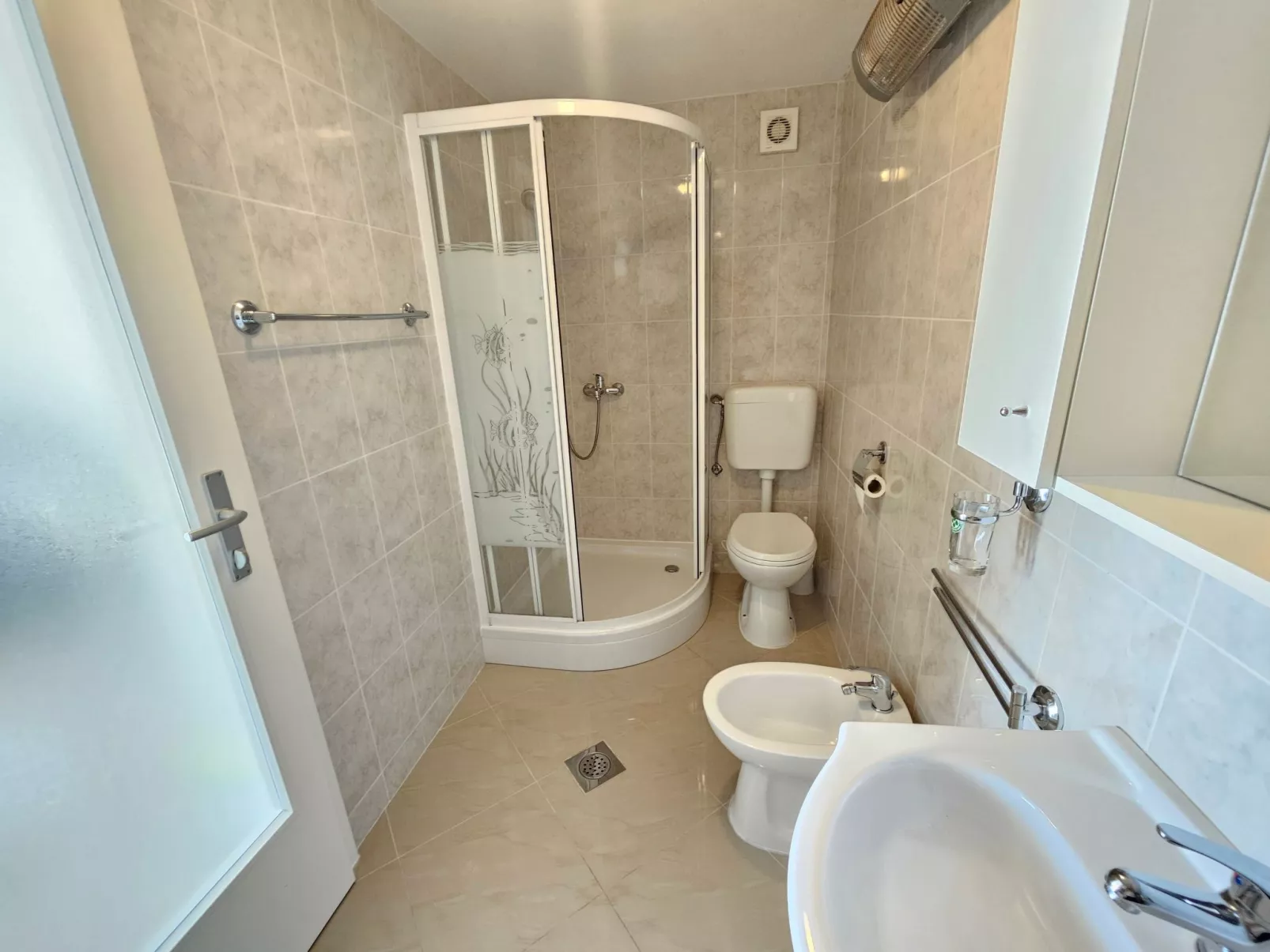 Wohnung mit Terrasse, Grill, Parkplatz-Dedans