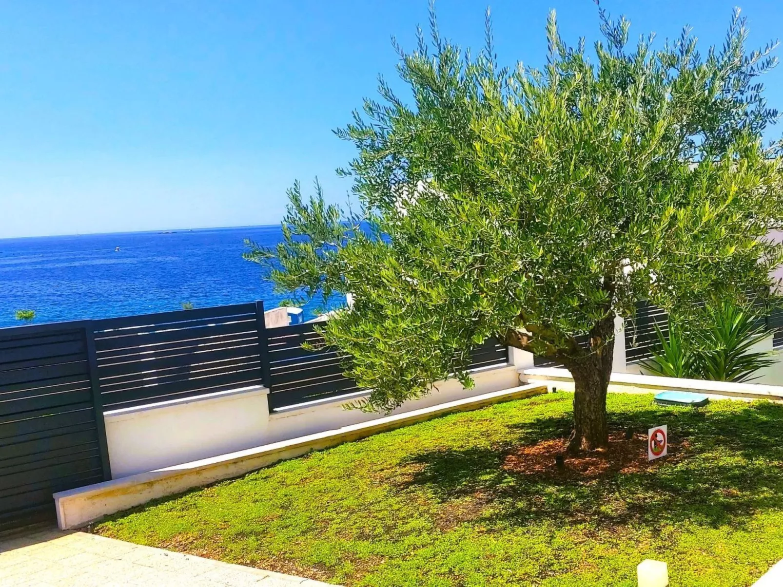 Luxuriöse Villa Dolce Vita direkt am Meer mit privatem Pool und Parkplatz-Draußen