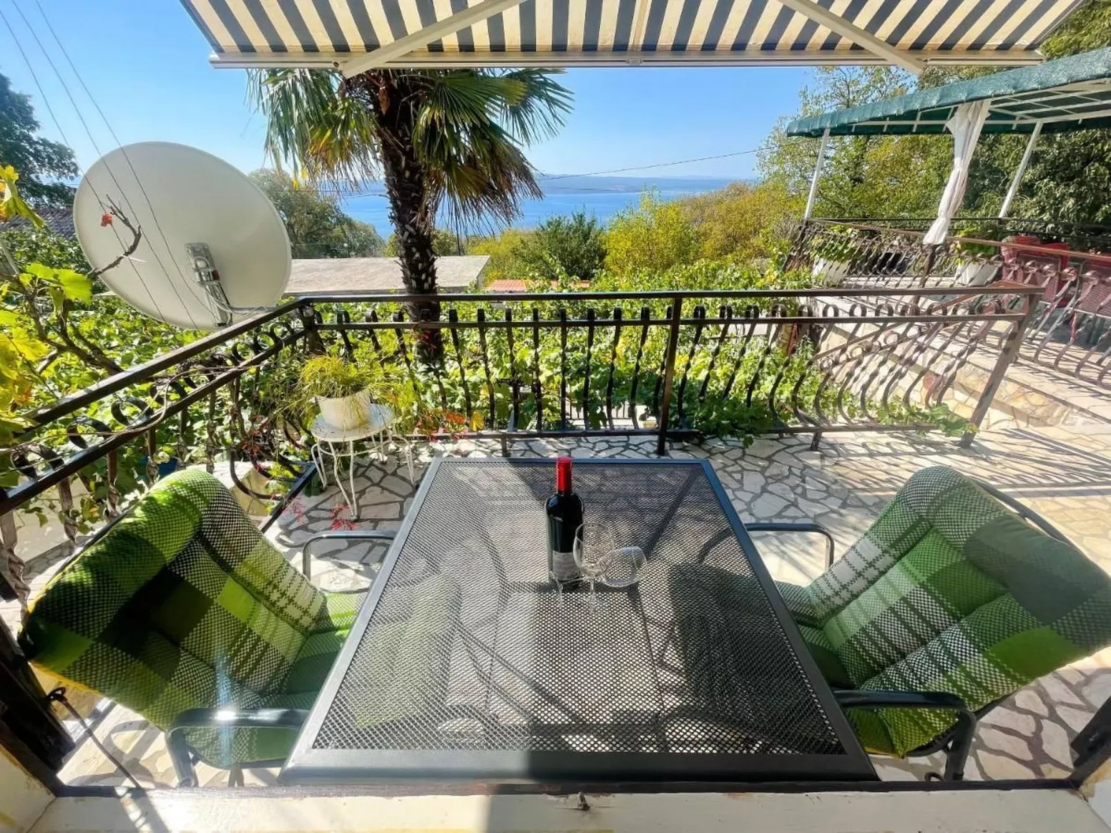 Nettes Appartement in Dramalj mit Möbliertem Balkon - Draußen