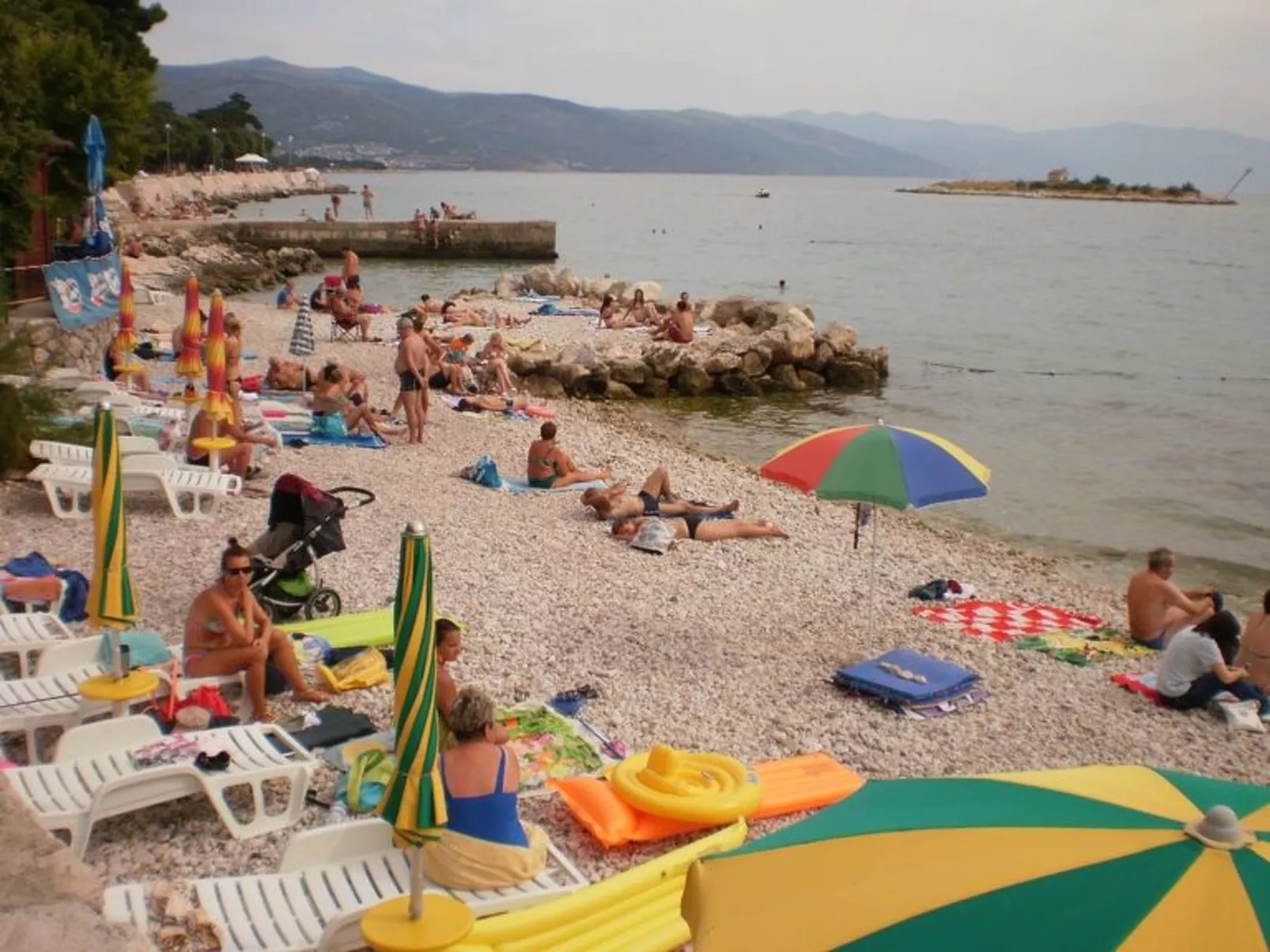 "Ana" mit Blick auf das Wasser-Draußen