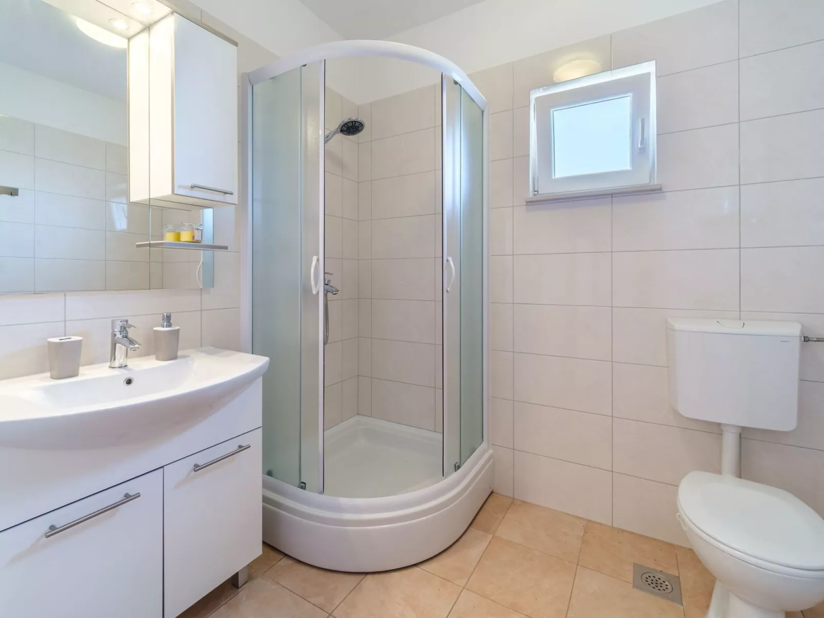 Wohnung "Ankora" mit Blick auf das Wasser-Drinnen