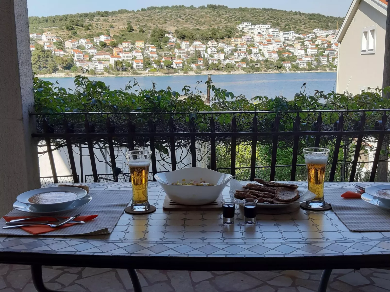 "Mladen" mit Blick auf das Wasser-Outside