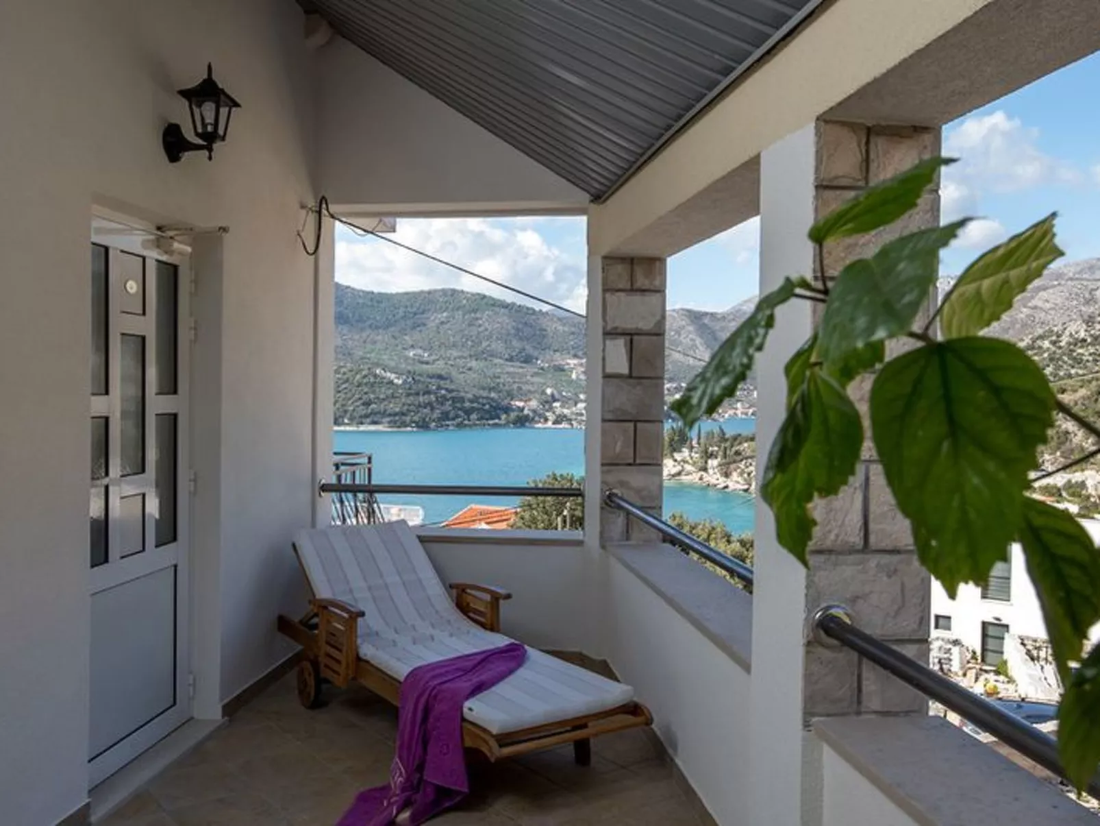 Mélanie B im ersten Stock einer Villa am Strand - Outside