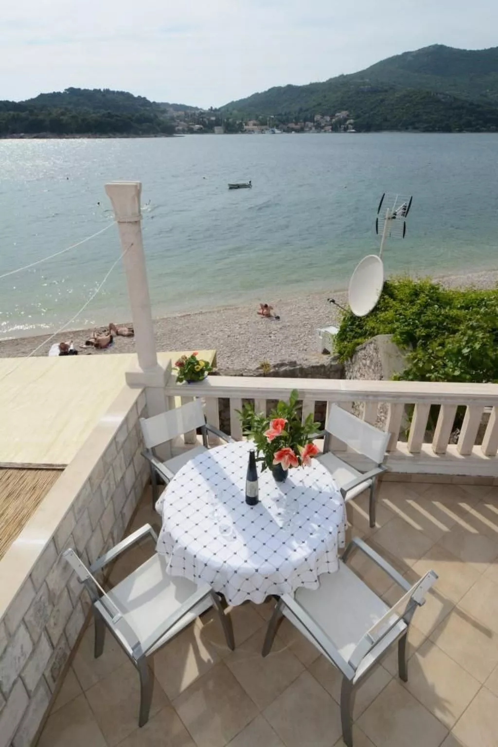 Großes Ferienhaus mit Terrasse und Garten-Outside