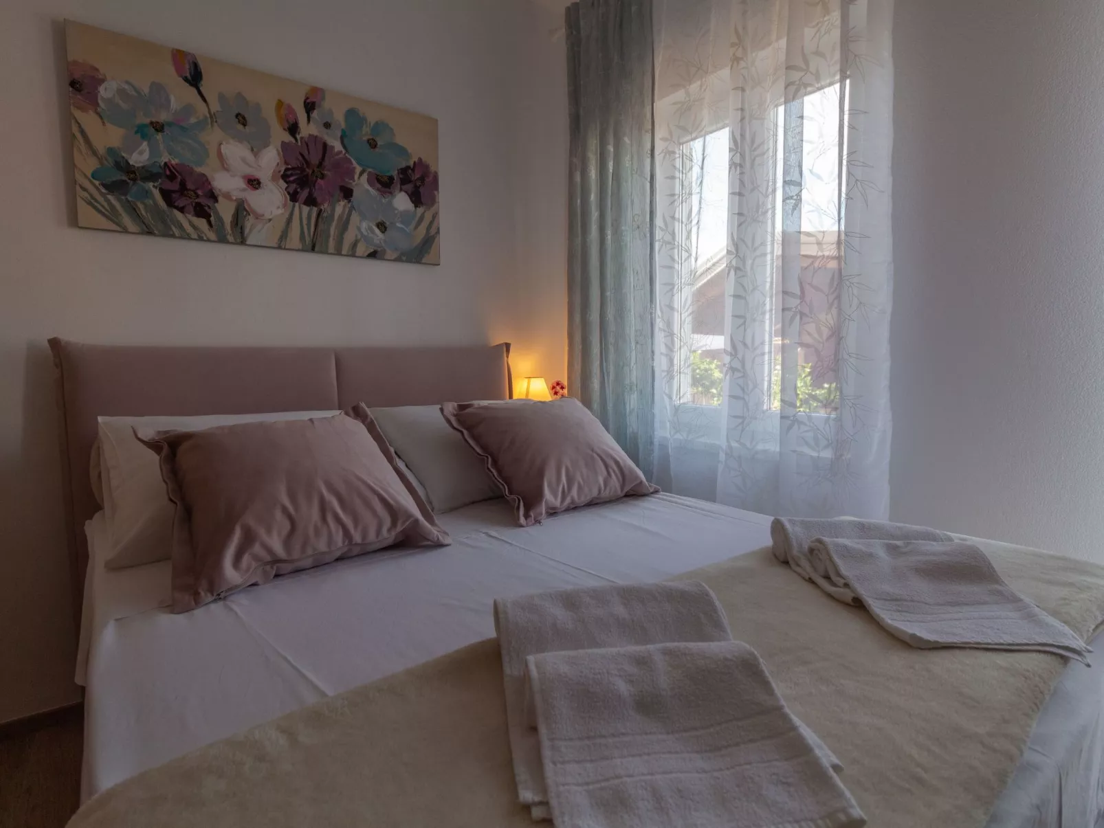 Mit Blick auf das Wasser-Drinnen