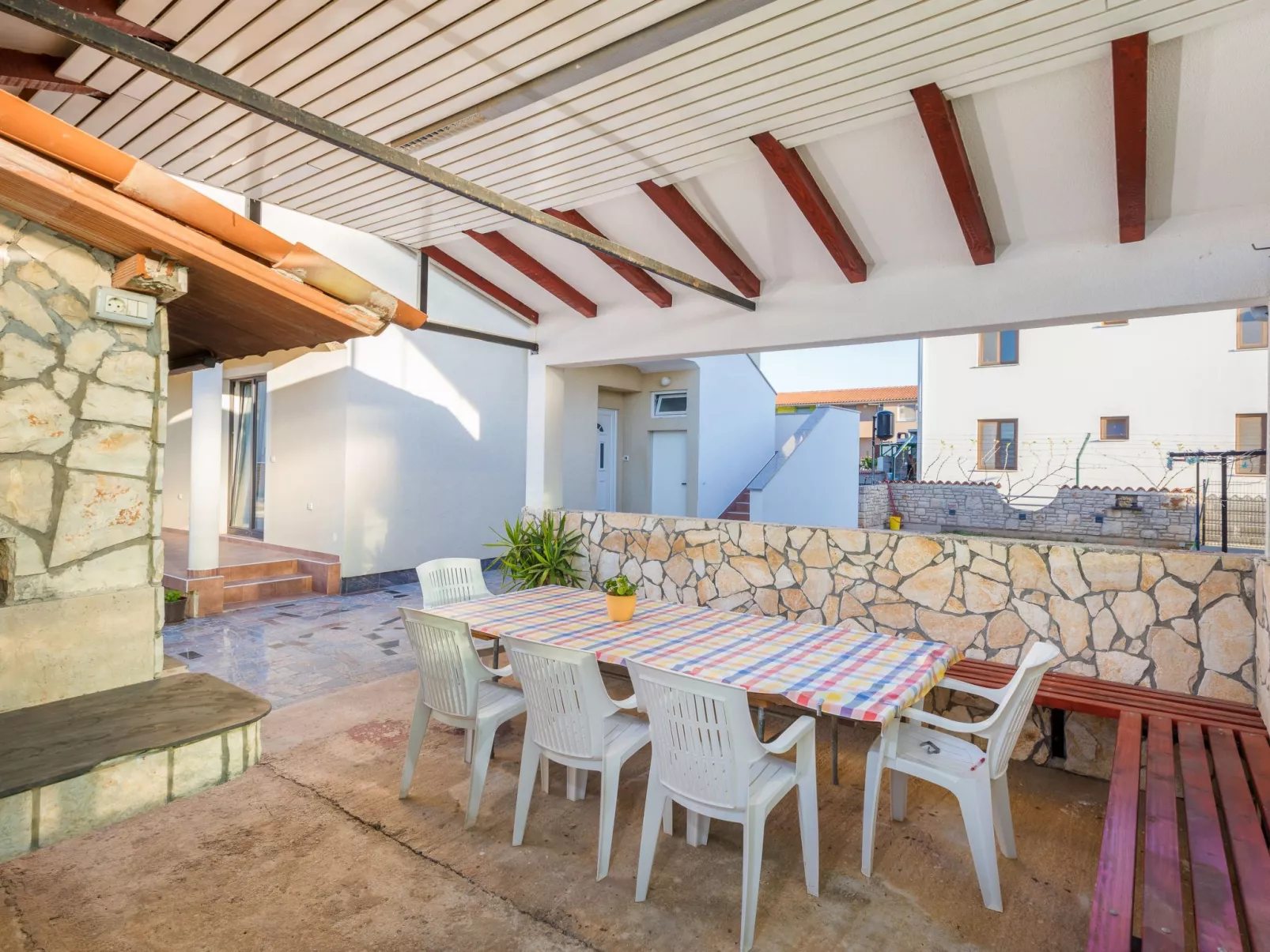 Anemona, Dorf Valbandon-Dehors