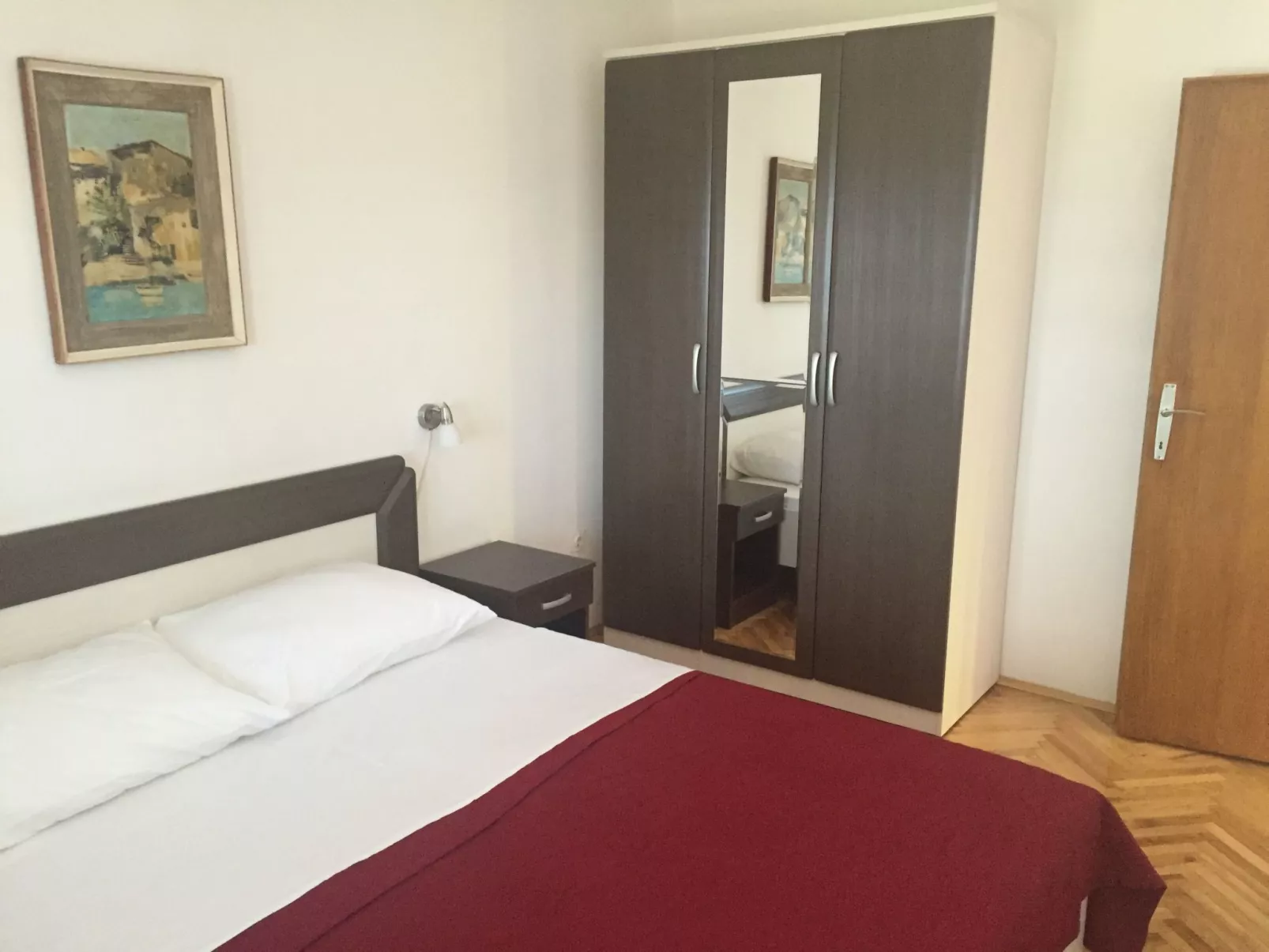 Mit einer überdachten Terrasse-Drinnen