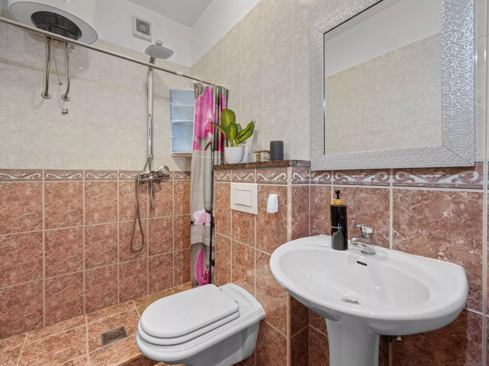 Mit Blick auf das Wasser-Drinnen