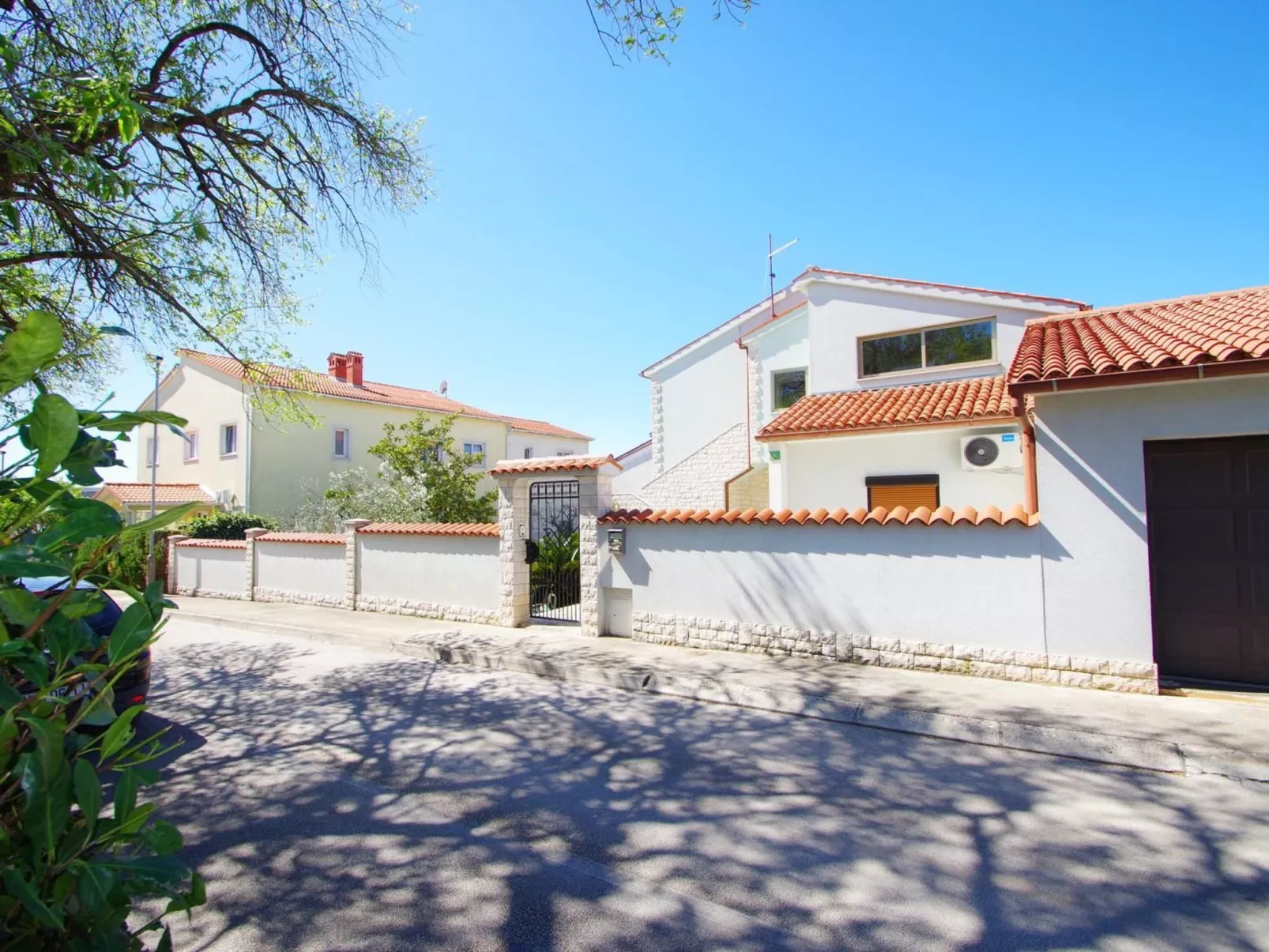 Geräumige Wohnung mit schöner Terrasse und Garten-Outside
