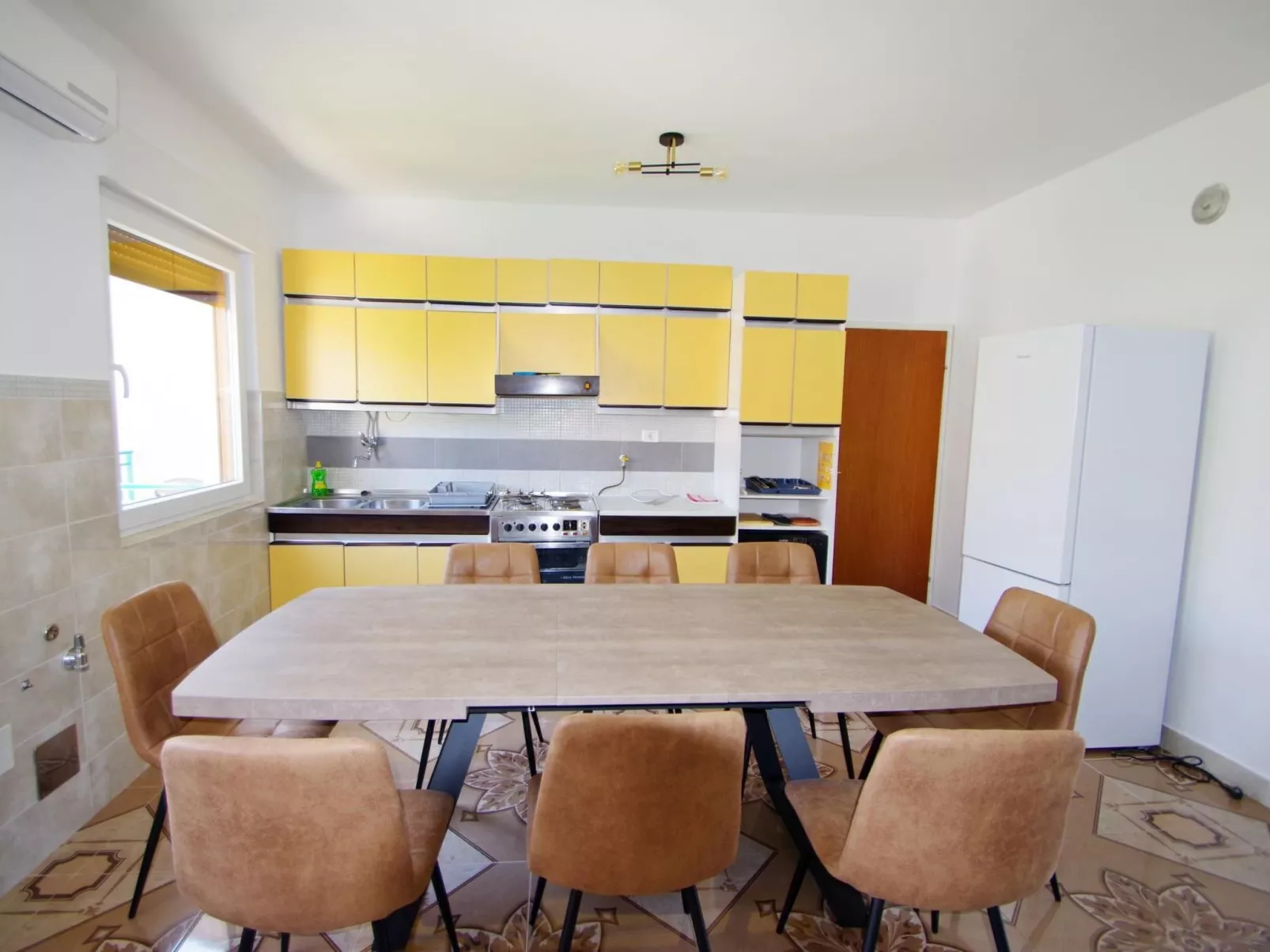 "Gortanova" mit privatem Balkon-Dedans