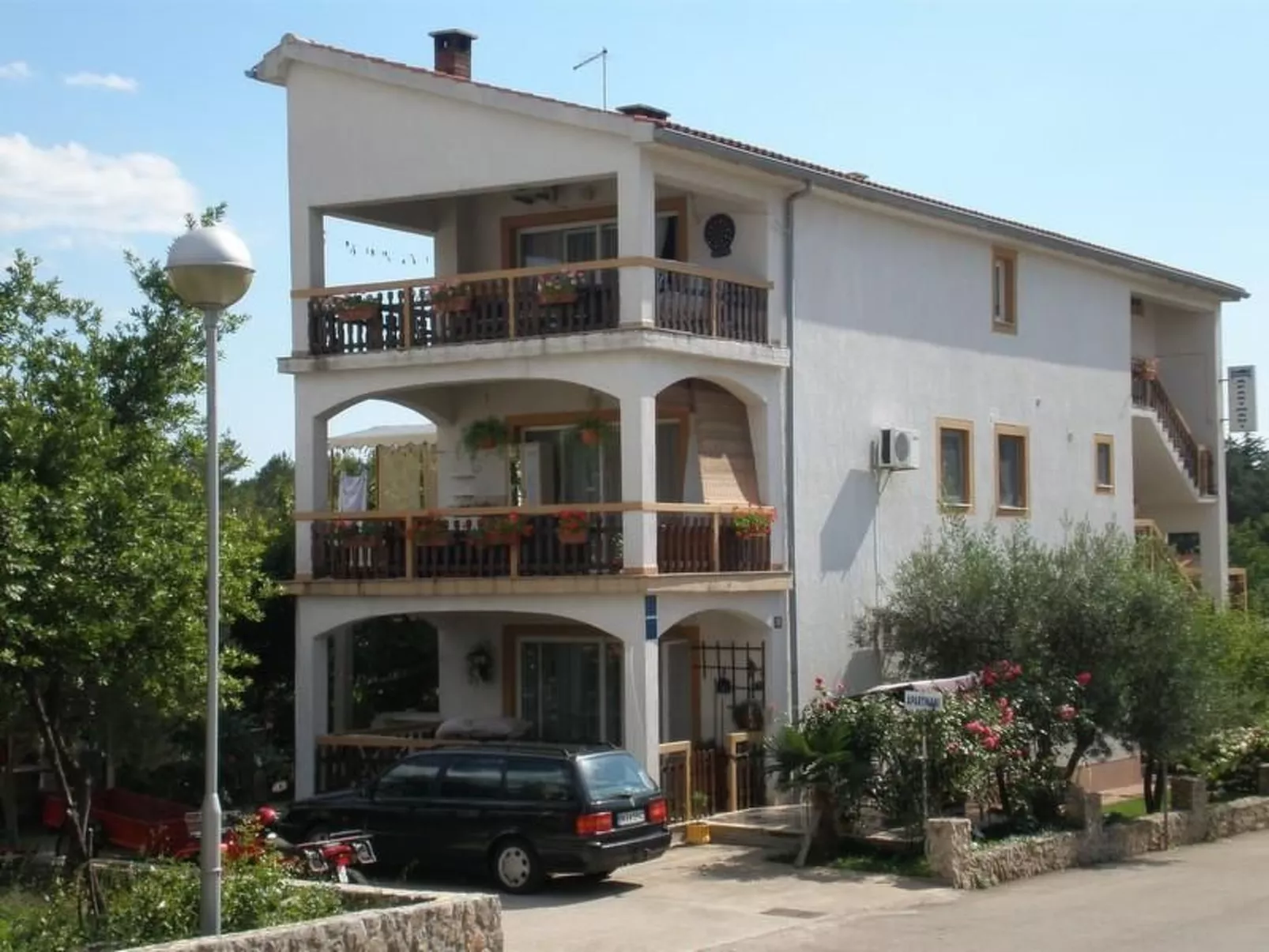 Apartment mit einem kleinen Wohn- und Essbereich und Schlafzimmer-Image-tags.info