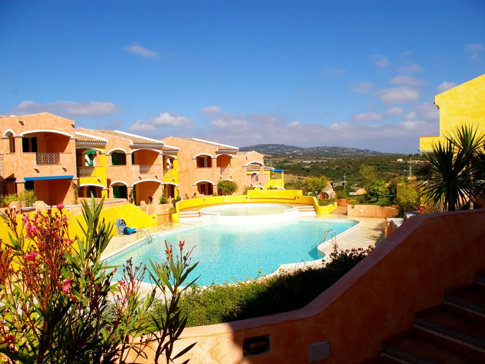 Schöne Wohnung mit Blick auf den Pool-Draußen
