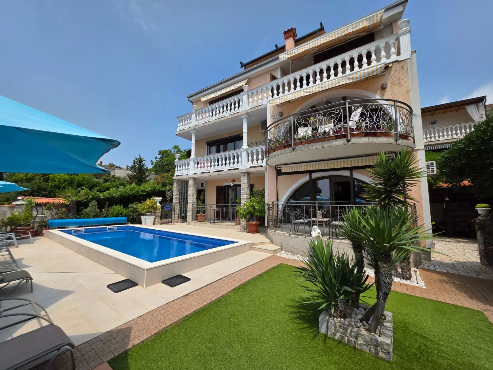 Appartement für 2-3 Personen mit Balkon und Gemeinschaftspool-Draußen