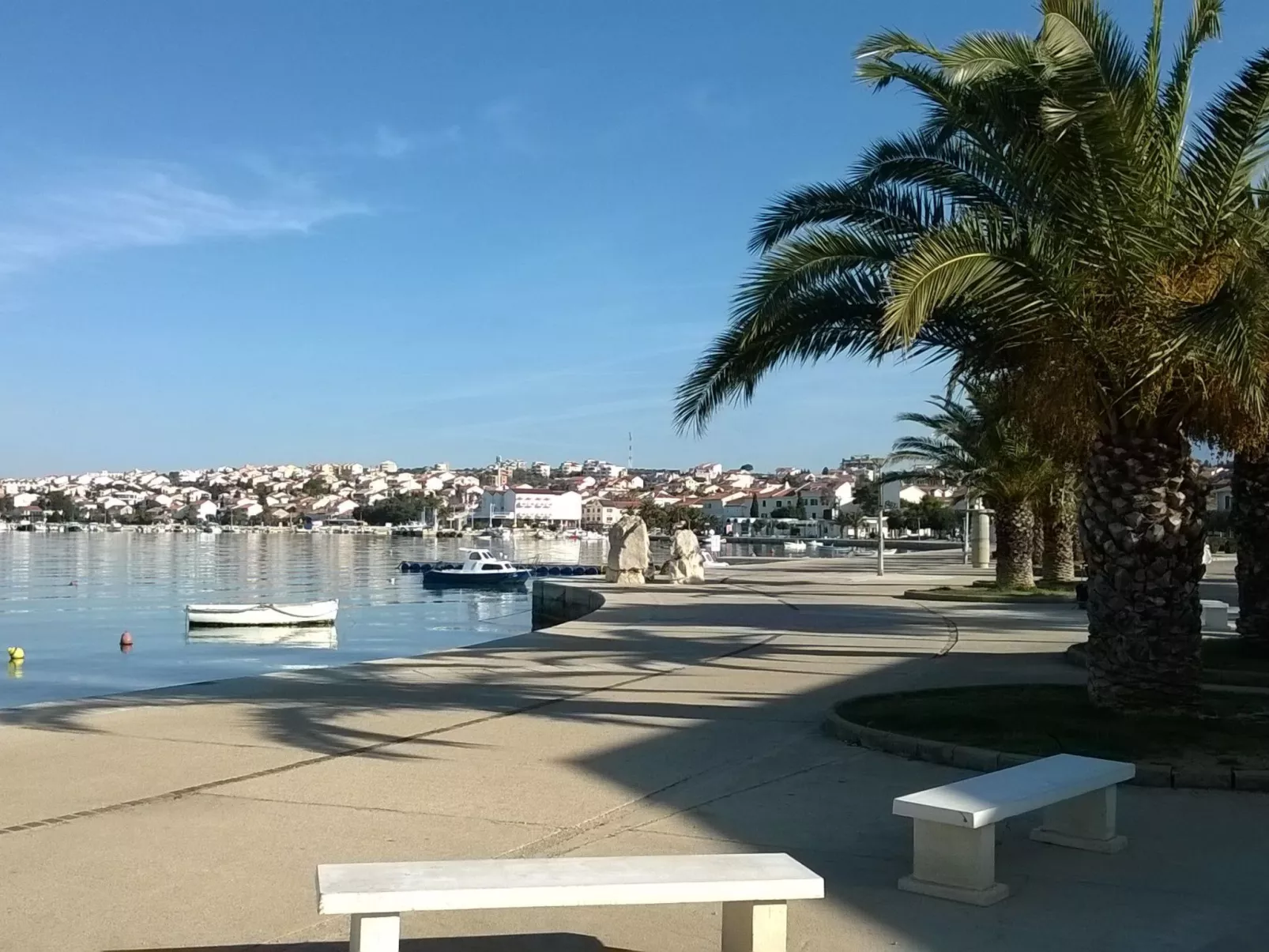 Mit Blick auf das Wasser-Dehors