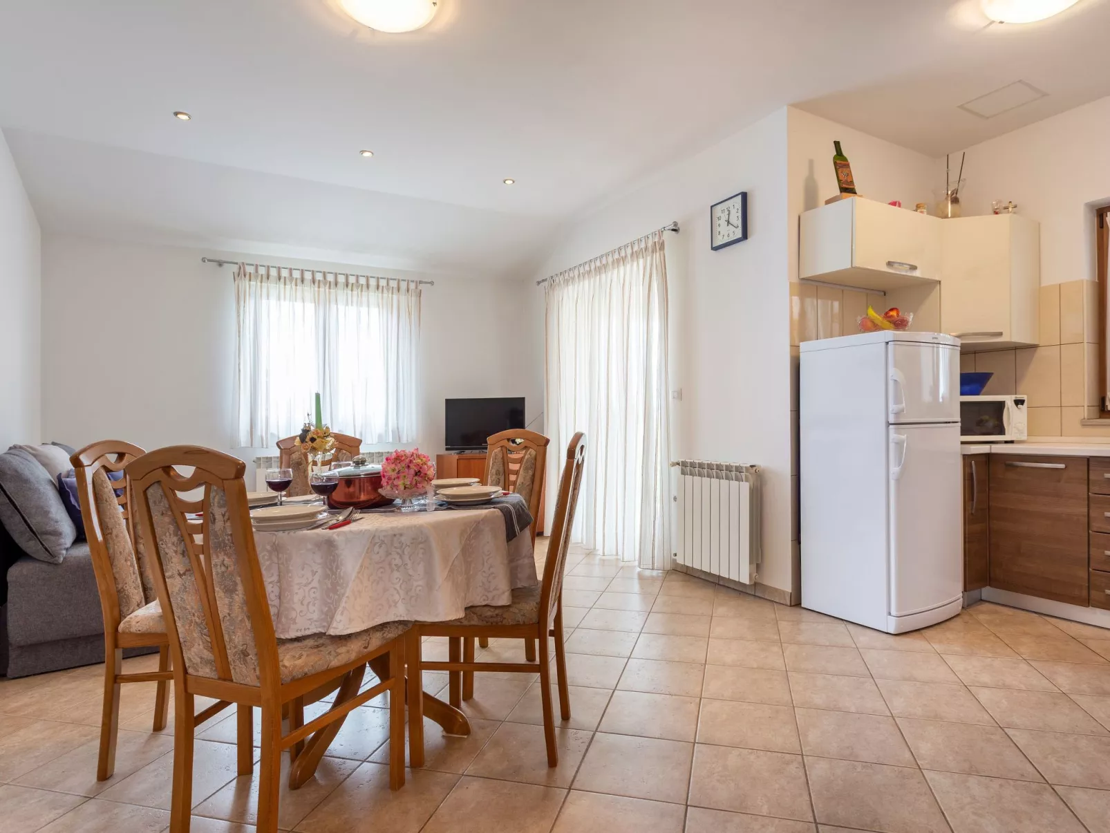 "Villa Mirela" mit Terrasse-Drinnen