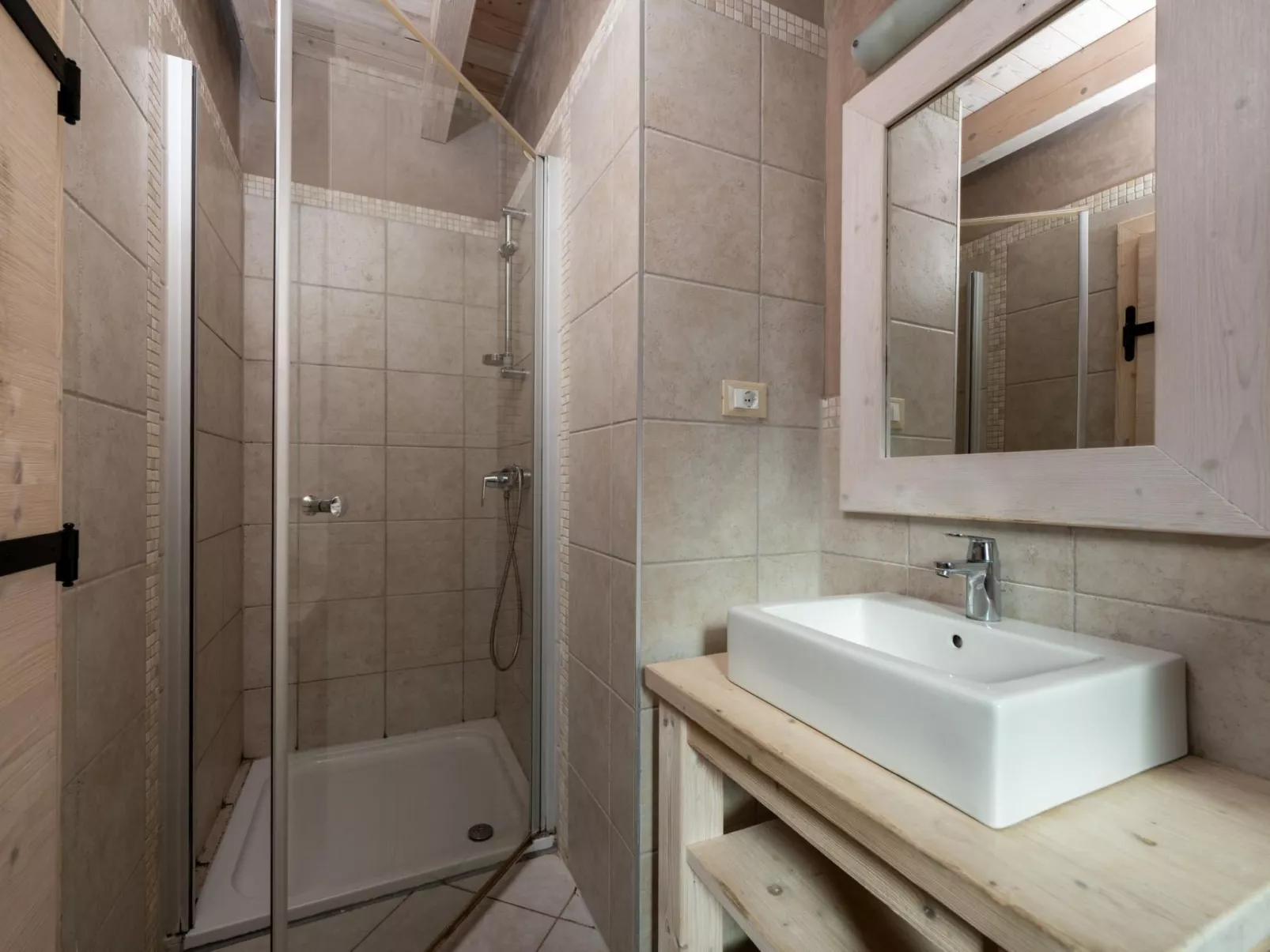 8-Schlafzimmer-Villa Bianca mit Pool, Sauna, Billard-Image-tags.info