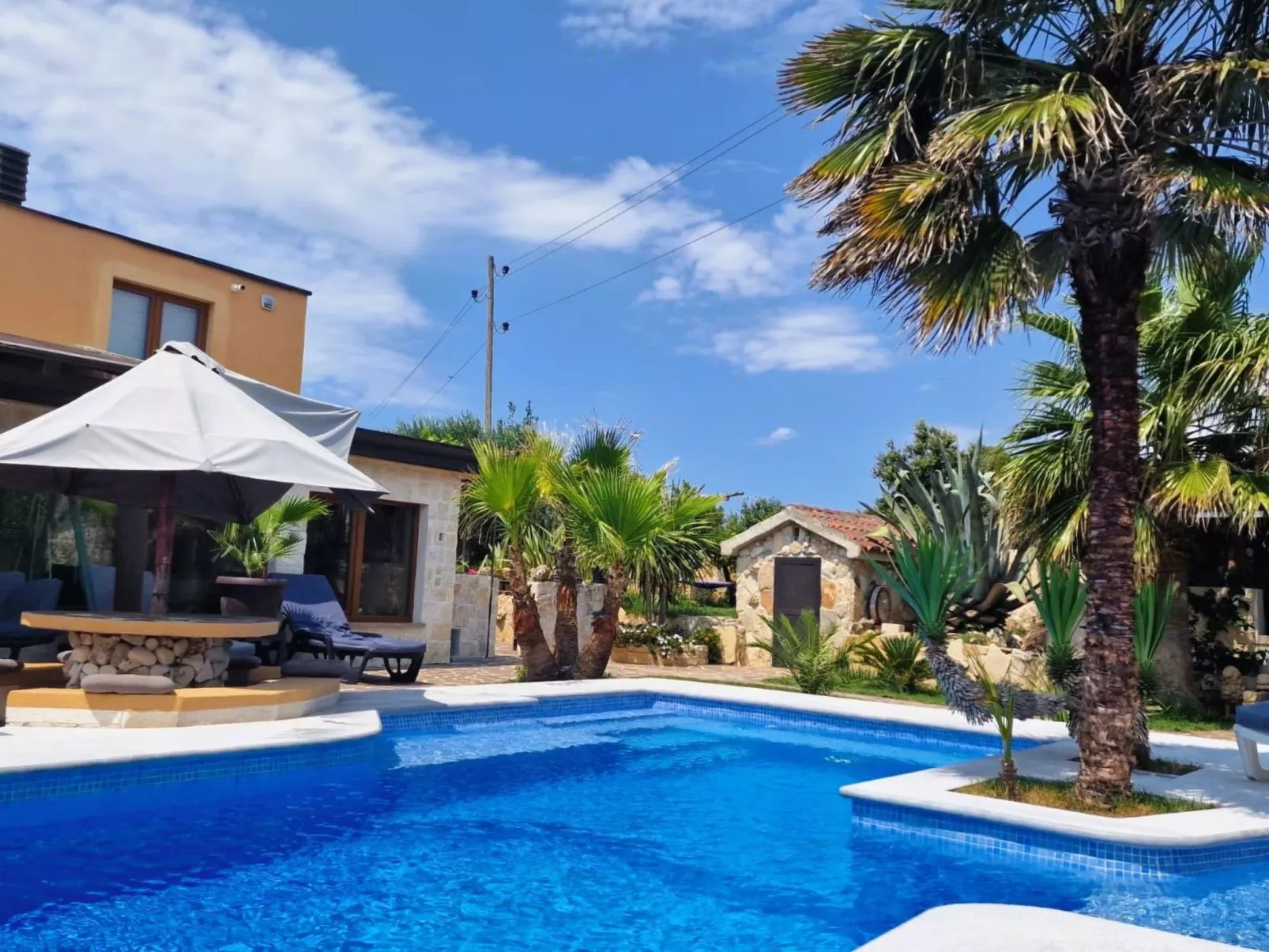 Schönes Haus in Pomer mit privatem Parkplatz-Draußen