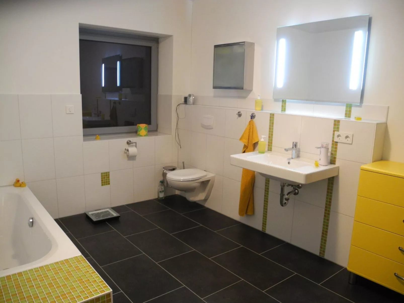 Geräumiges Ferienhaus mit Garten und Weitblick-Dedans