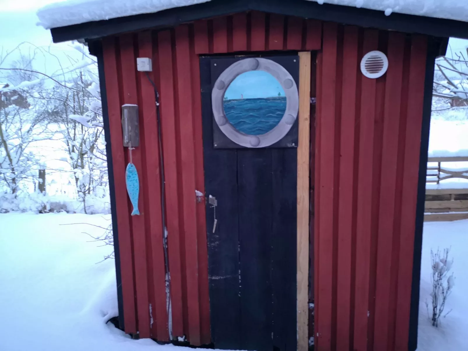 Niedliches Schwedenhaus.-Draußen