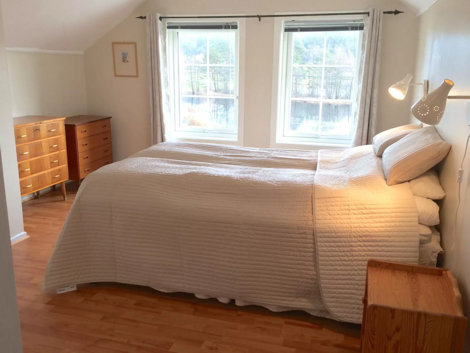 Mit Blick auf das Wasser-Dedans