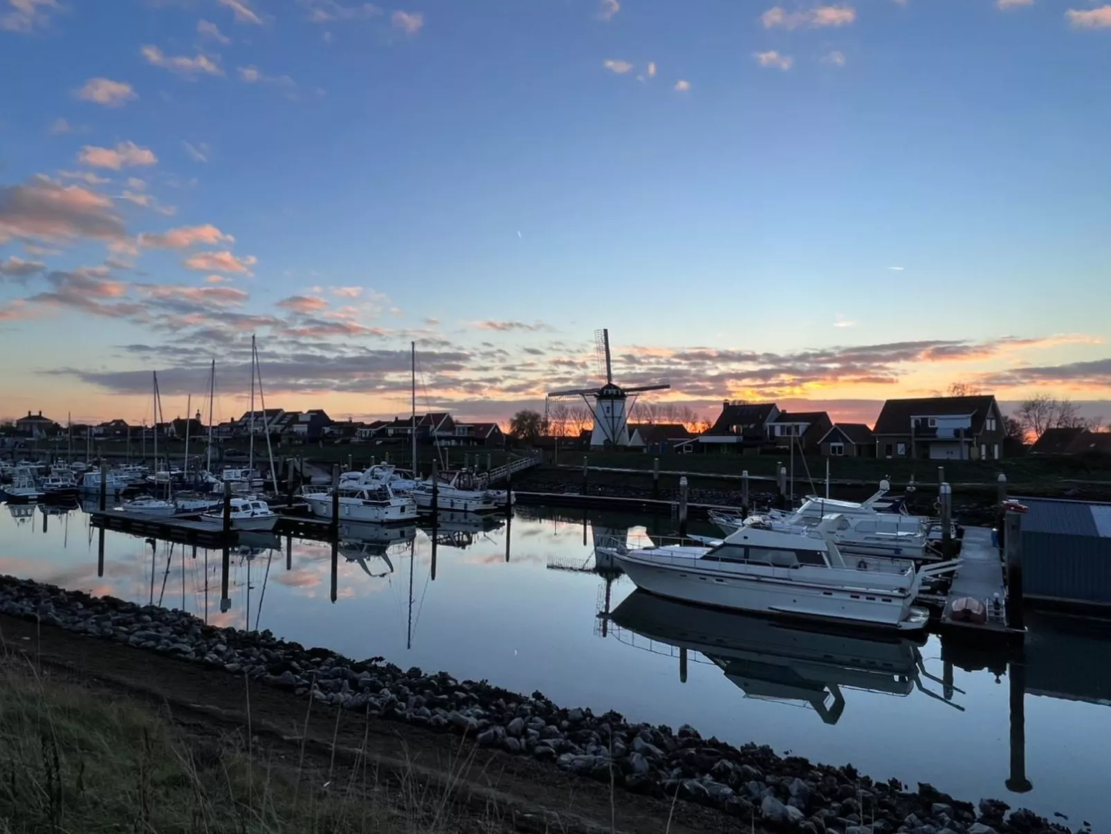 In Stavenisse mit gemütlicher Terrasse-Draußen