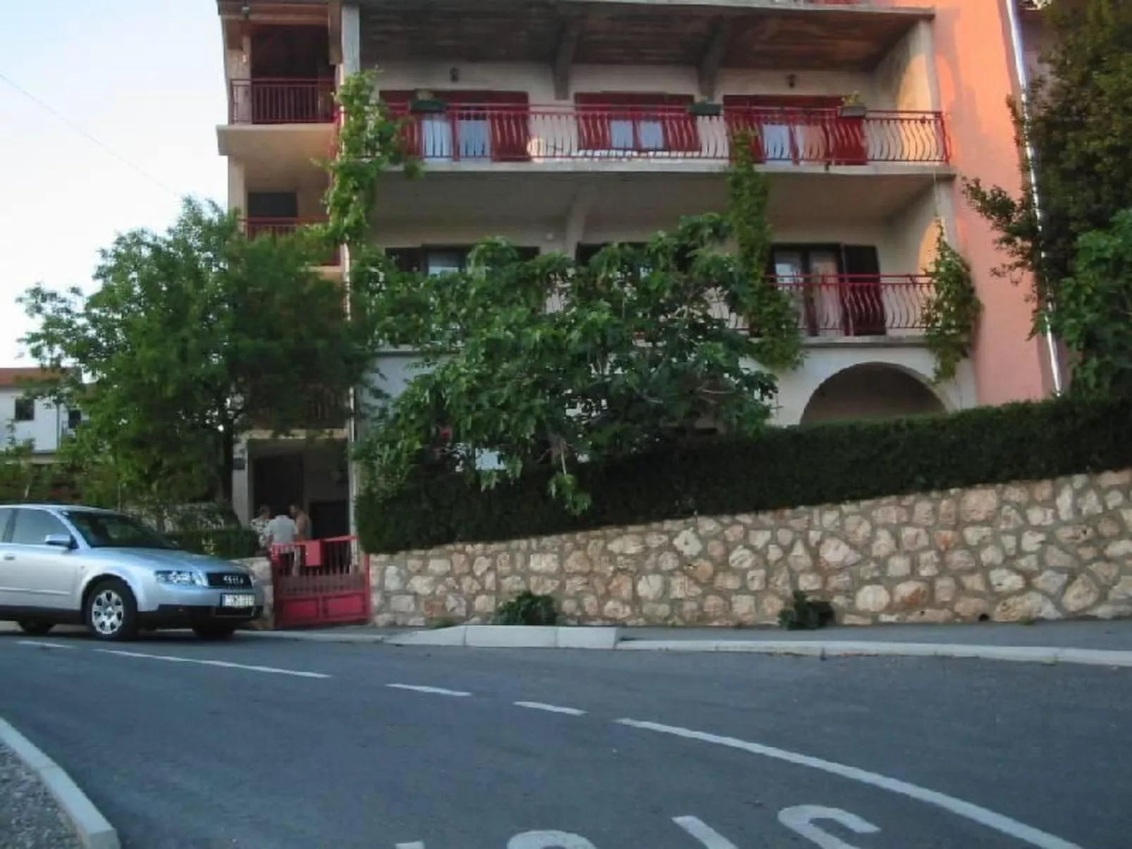 "Manda 2" mit Blick auf das Wasser-Outside