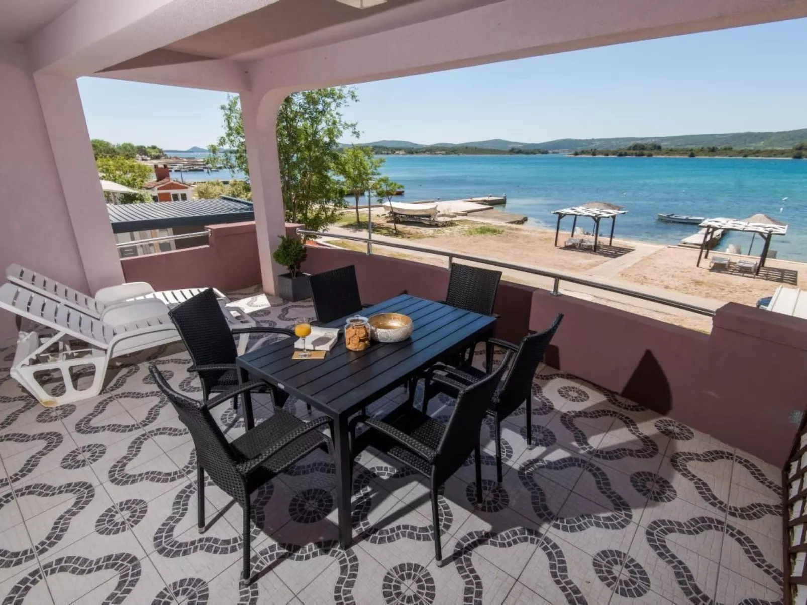 In Turanj mit Grill-Draußen