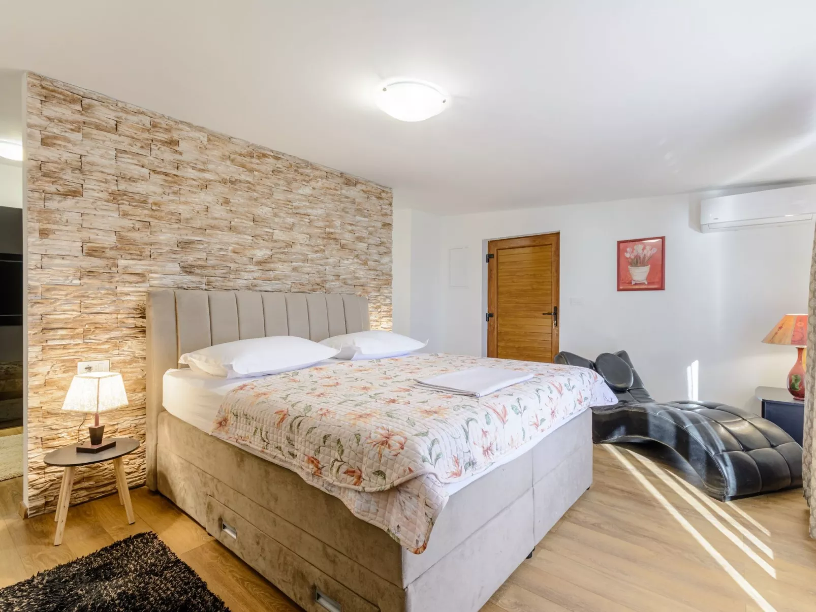 Villa mit vier Schlafzimmern und beheiztem Pool-Drinnen