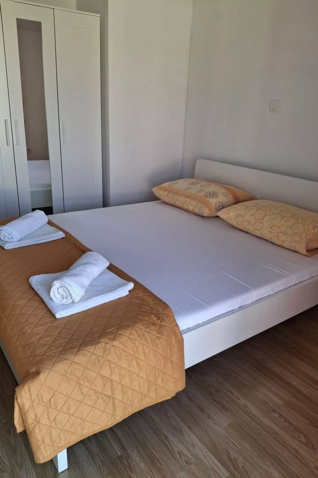 Mit Blick auf das Wasser-Dedans