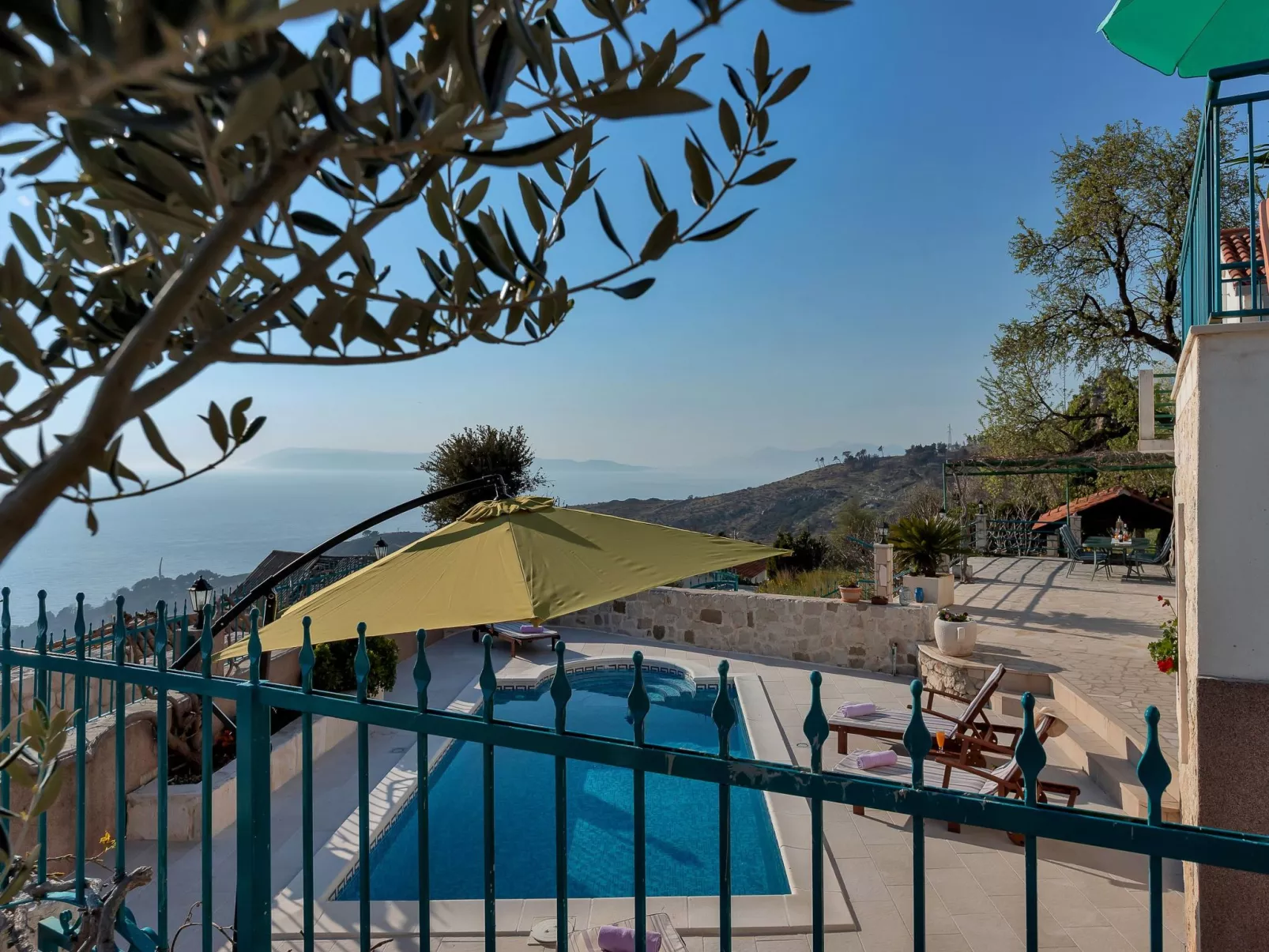 "Podgora" mit Blick auf das Wasser-Image-tags.info