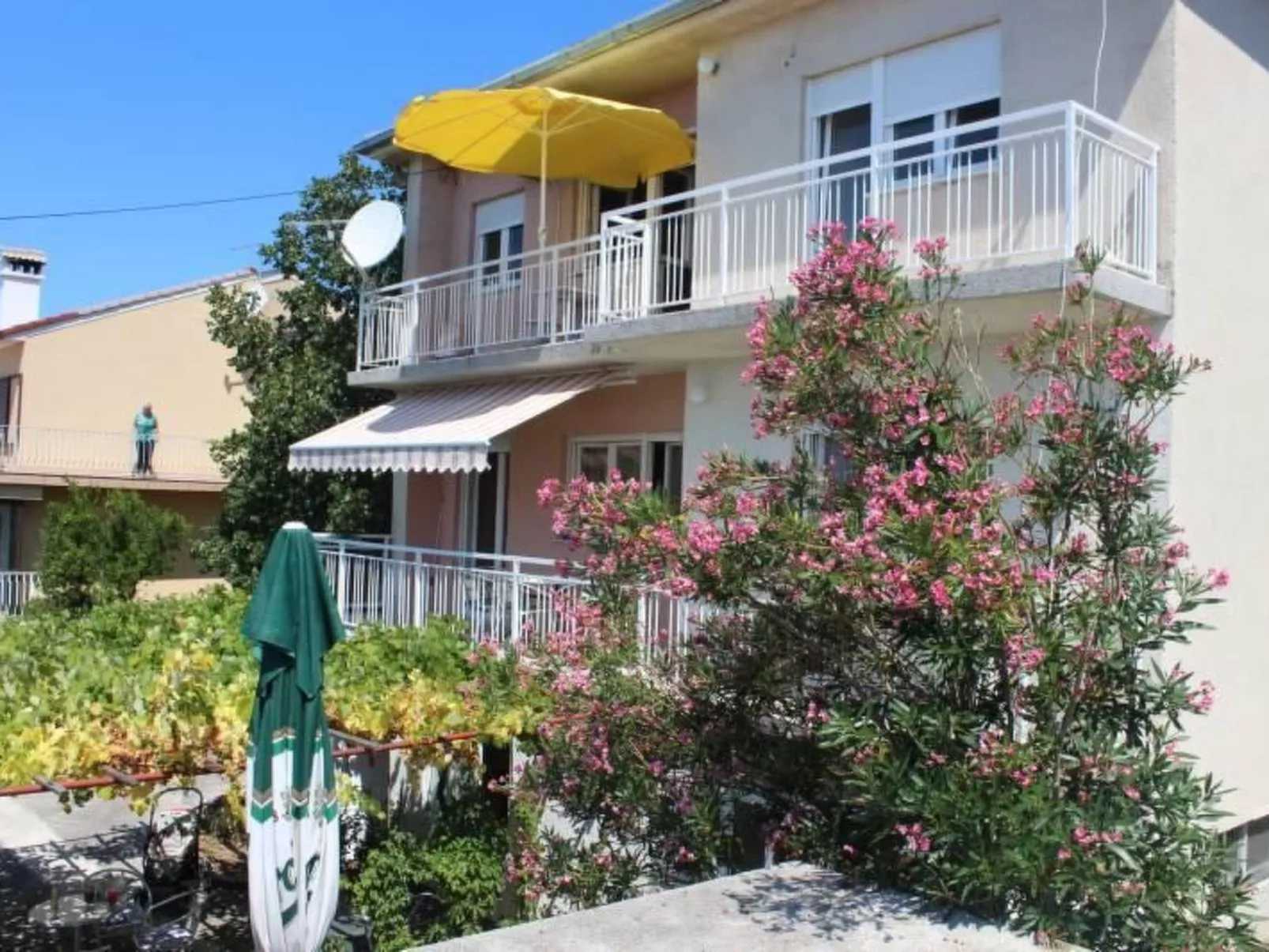 "Adriana" mit Blick auf das Wasser-Outside