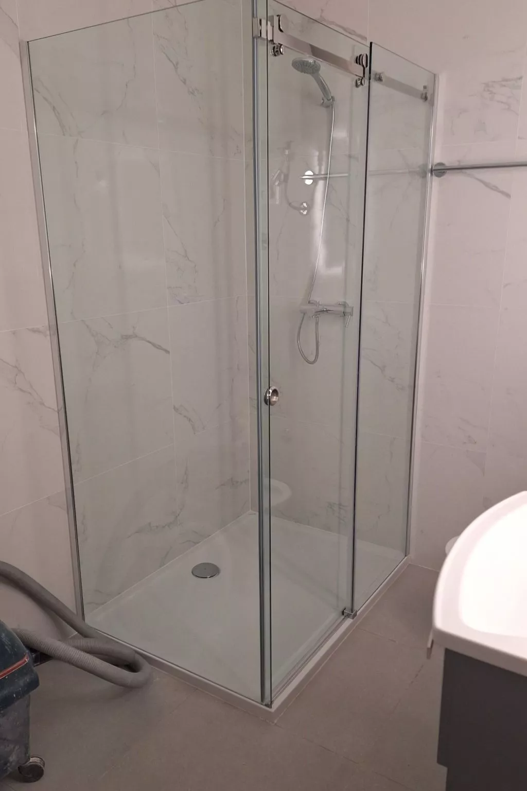 Für vier Personen, mit einem Balkon-Drinnen