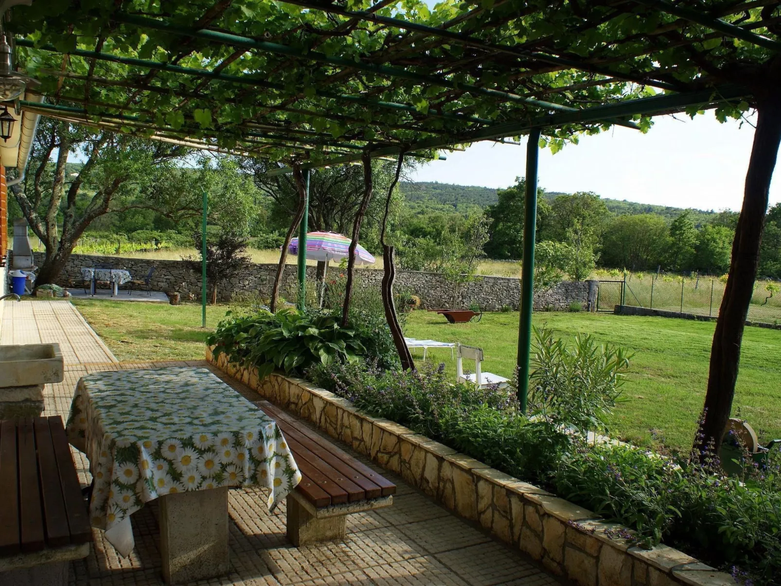 Charmantes Ferienhaus in Bartići mit Terrasse-Draußen
