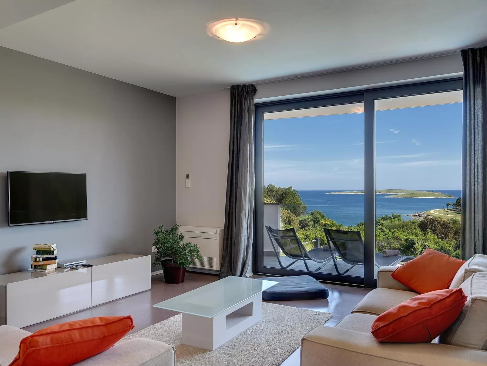 Luxusvilla Sunrise Premantur mit Pool-Drinnen