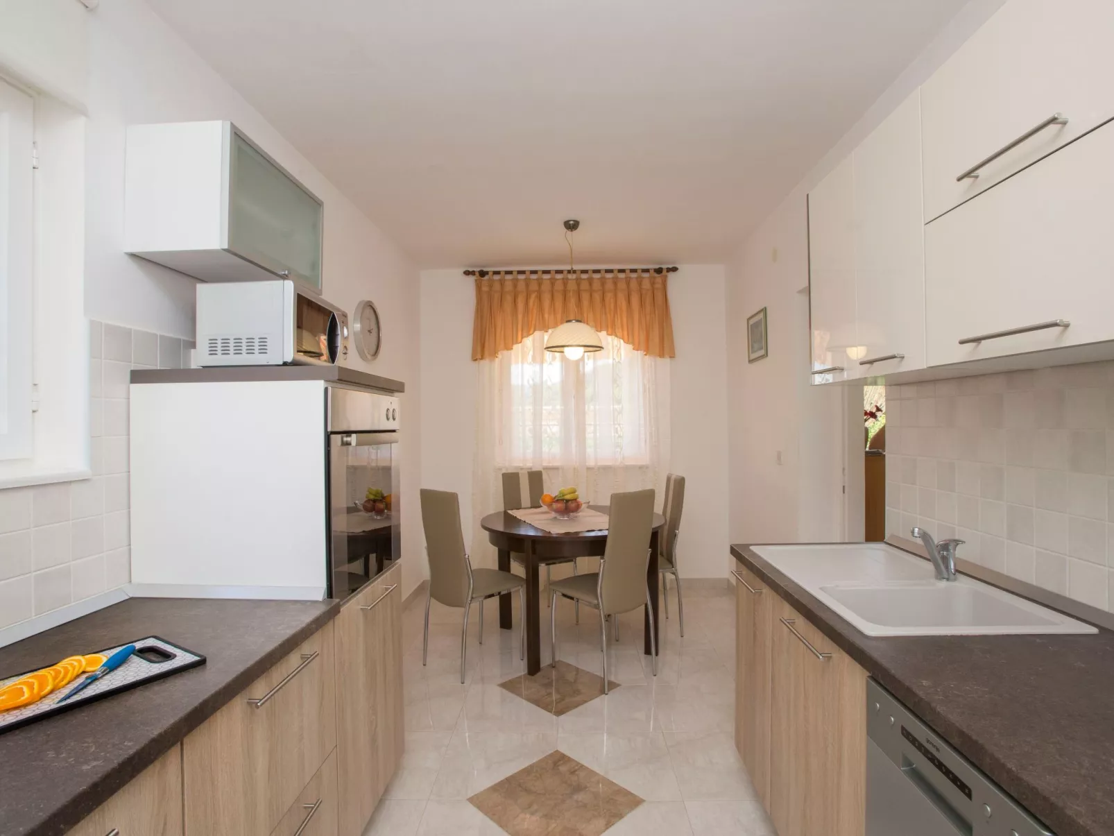 Mit eigenem Pool und schönem Meerblick-Inside