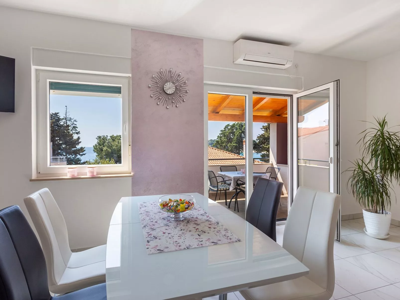 In Pula und Nah am Strand-Drinnen