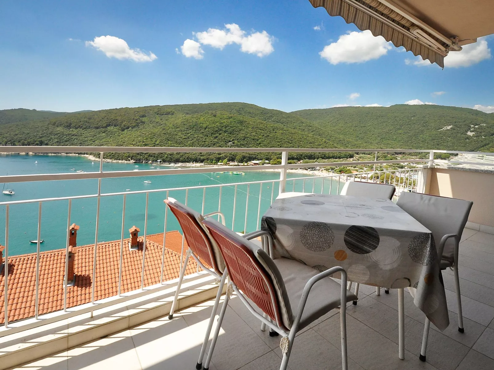 Zwei-Zimmer-Wohnung in der Nähe des Meeres-Outside