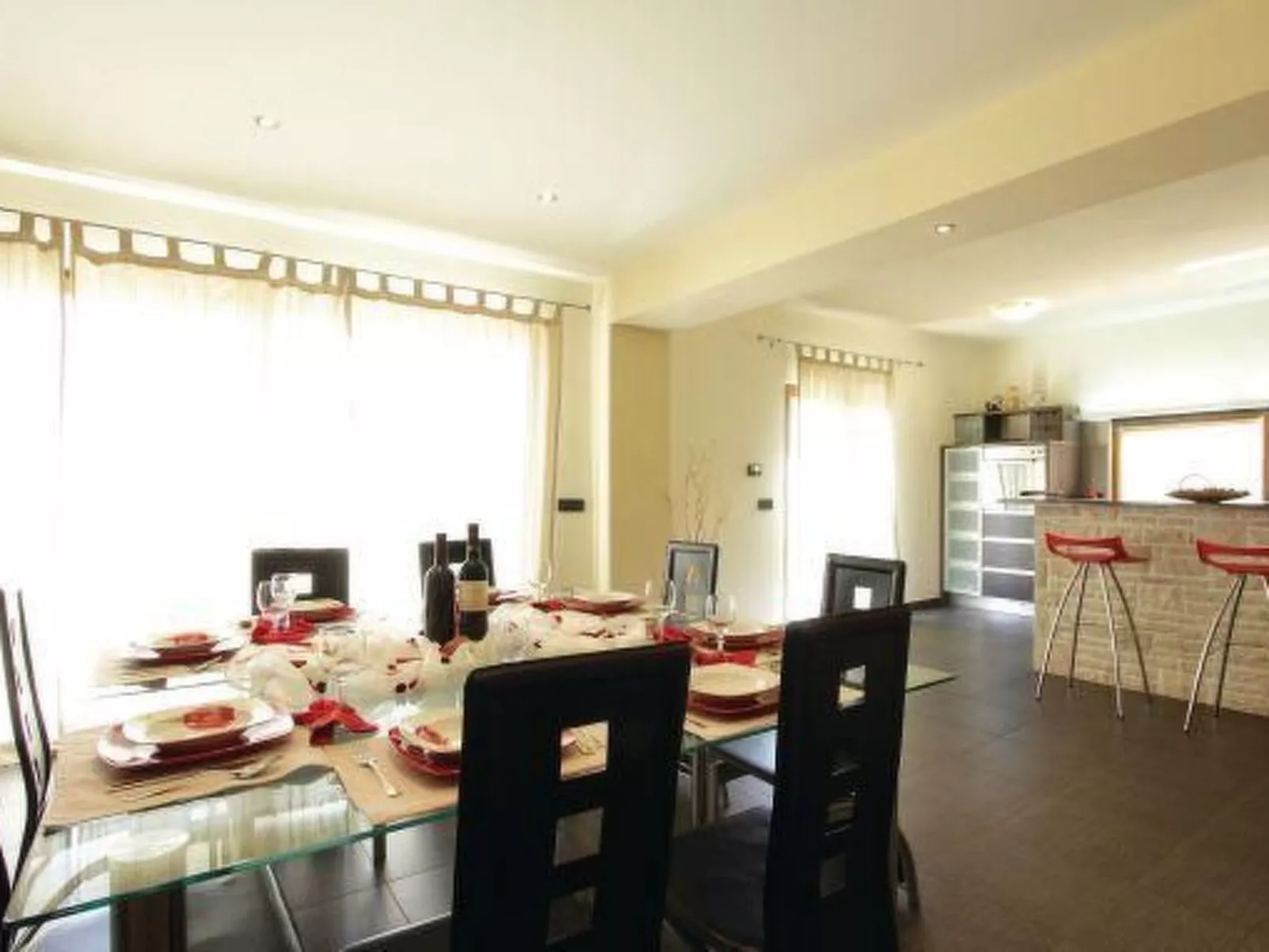 Luxuriöse Villa mit riesigem Olivenbaum-Garten, Sonnenterrasse, großem Pool und-Drinnen