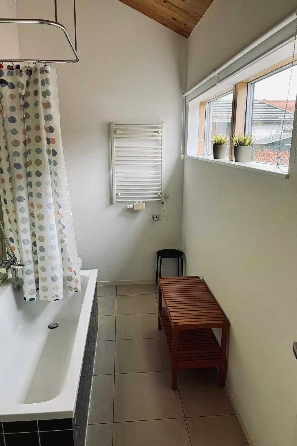 Strandnahes Ferienhaus mit Terrasse und Stellplatz-Dedans