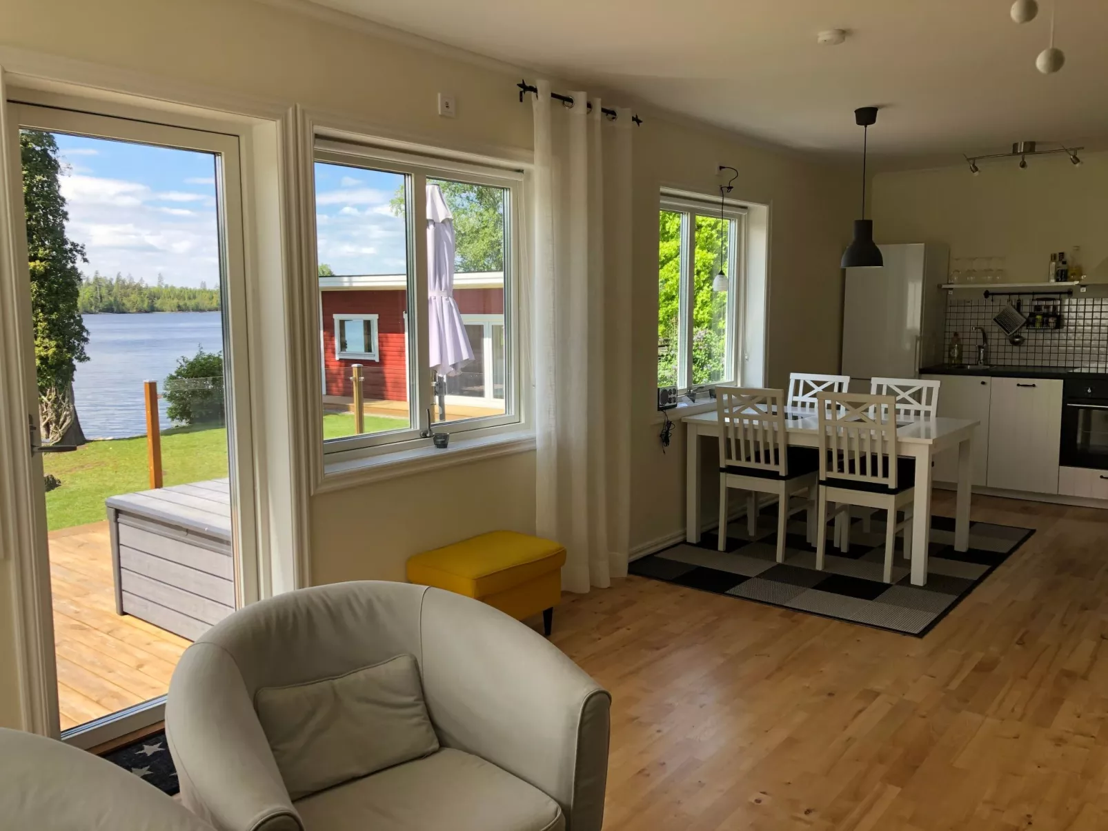 Mit Garten und Holzterrasse am See-Drinnen