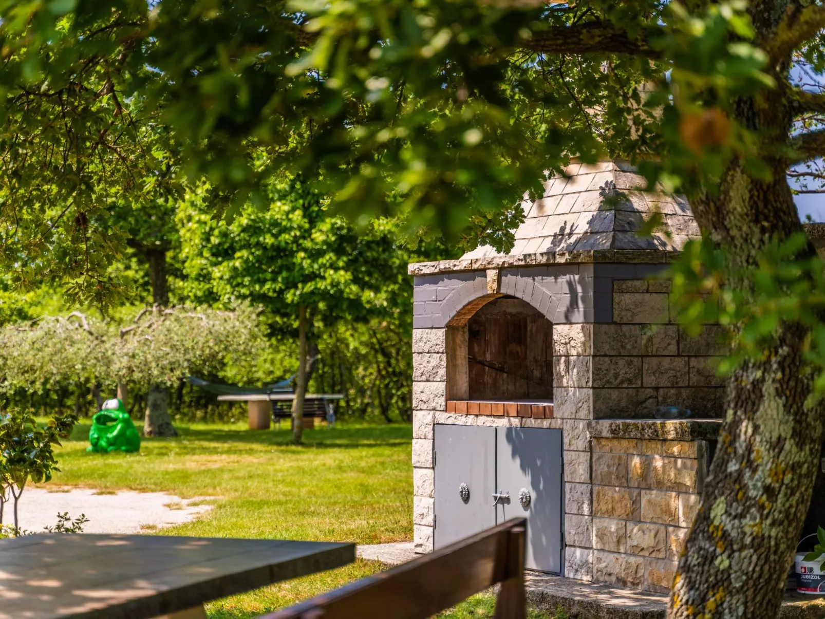 Schönes Haus mit großer grüner Umgebung, Pool-Draußen