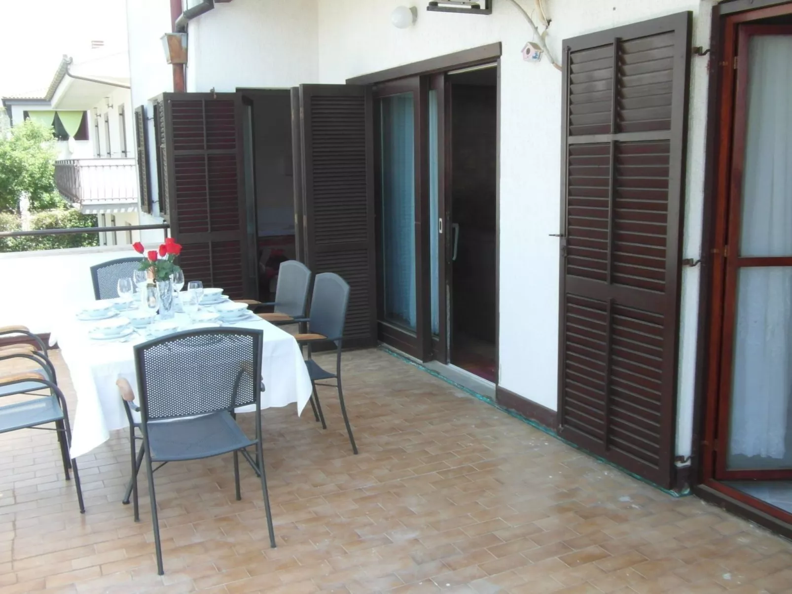 Wohnung mit großer Terrasse-Draußen