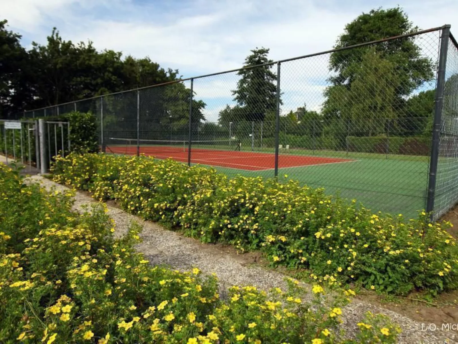 Gemütliches Vier-Personen-Bungalow mit Überdachung-Dehors