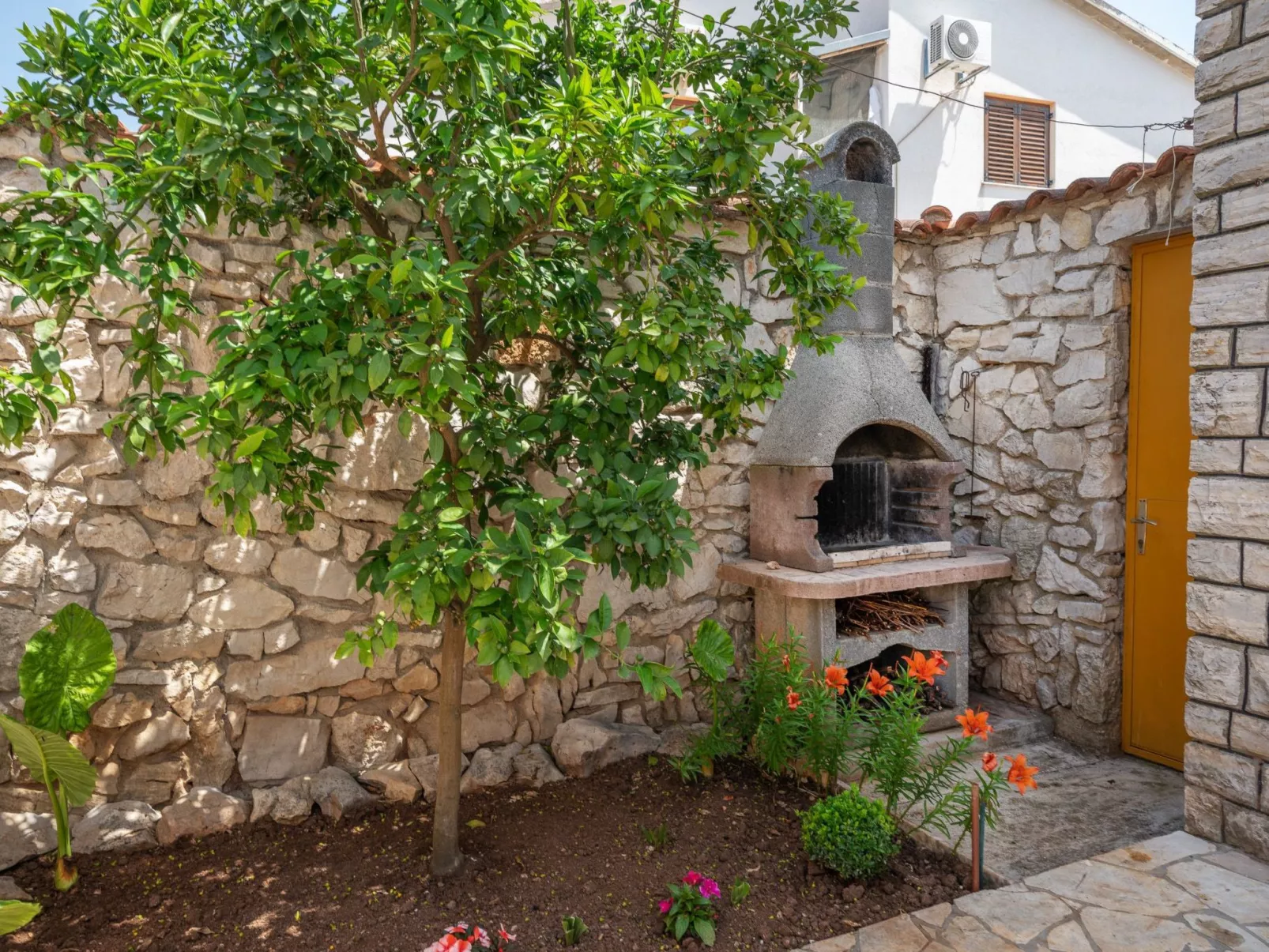Große Ferienwohnung in Vodice mit Eigenem Balkon-Outside