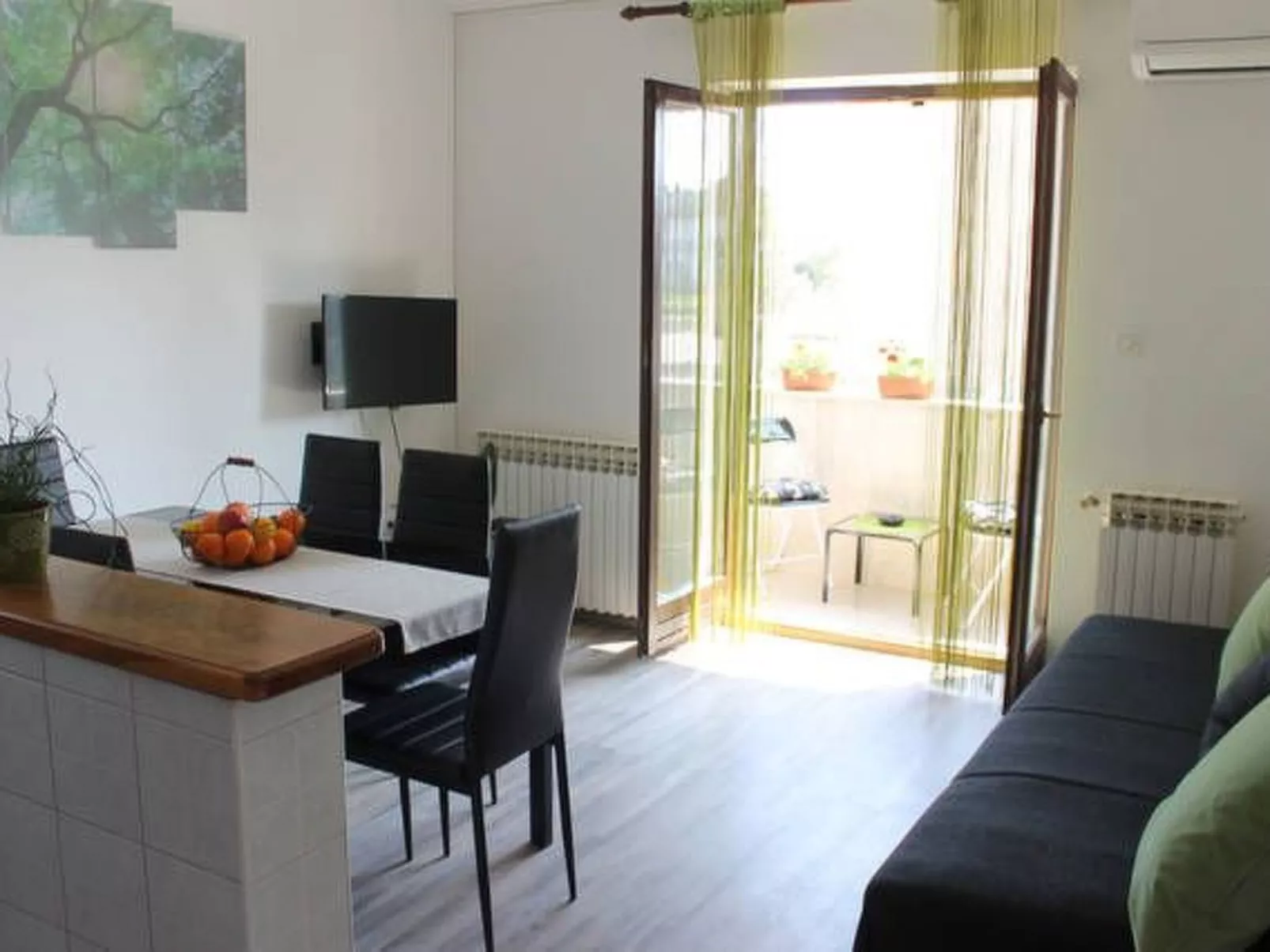 Mit Balkon für vier Personen-Inside