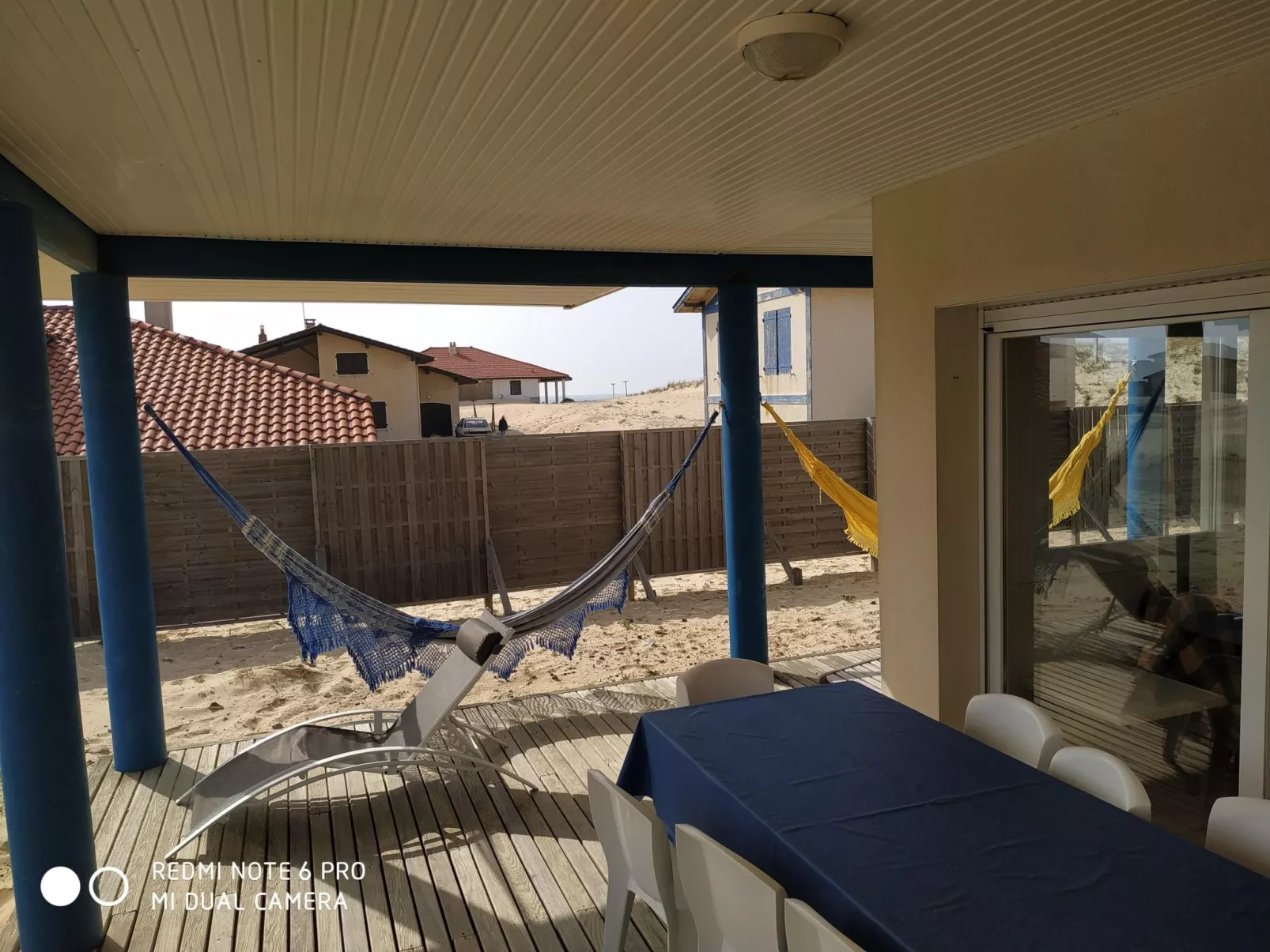 Haus am Meer, die Füße im Sand-Dehors