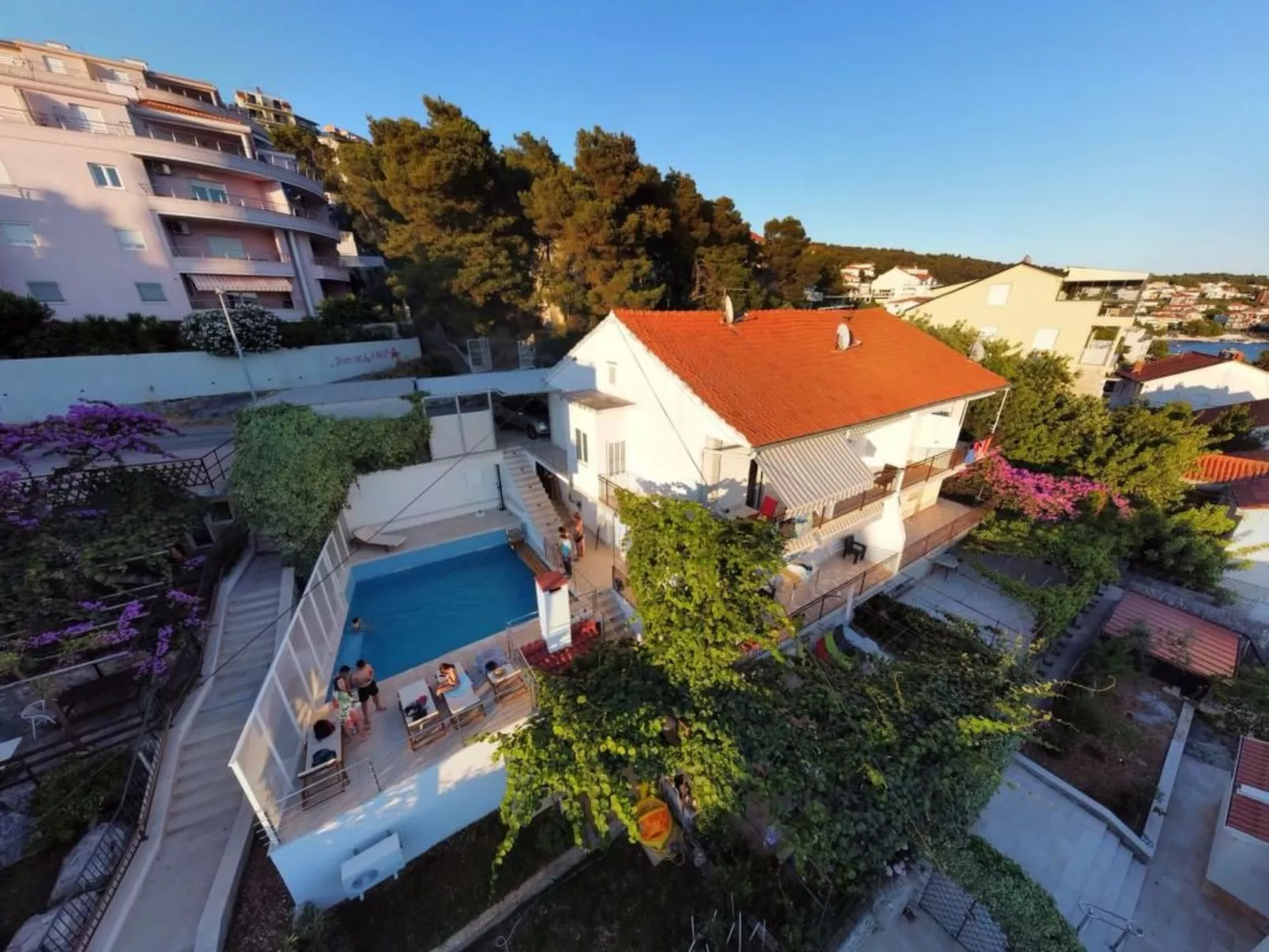 Für sechs Personen, mit einem Balkon-Draußen