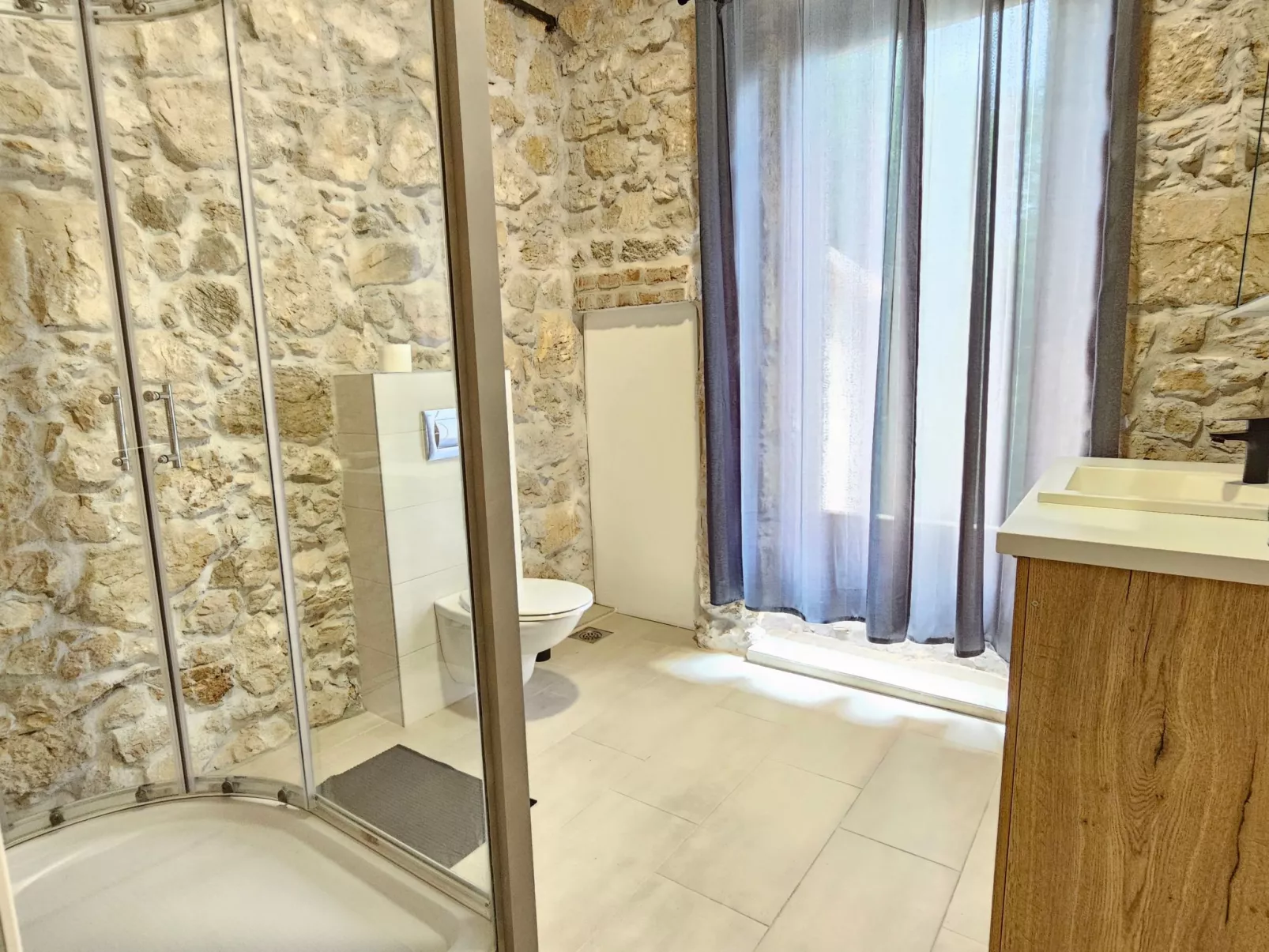 Steinhaus mit privatem Außenpool-Drinnen