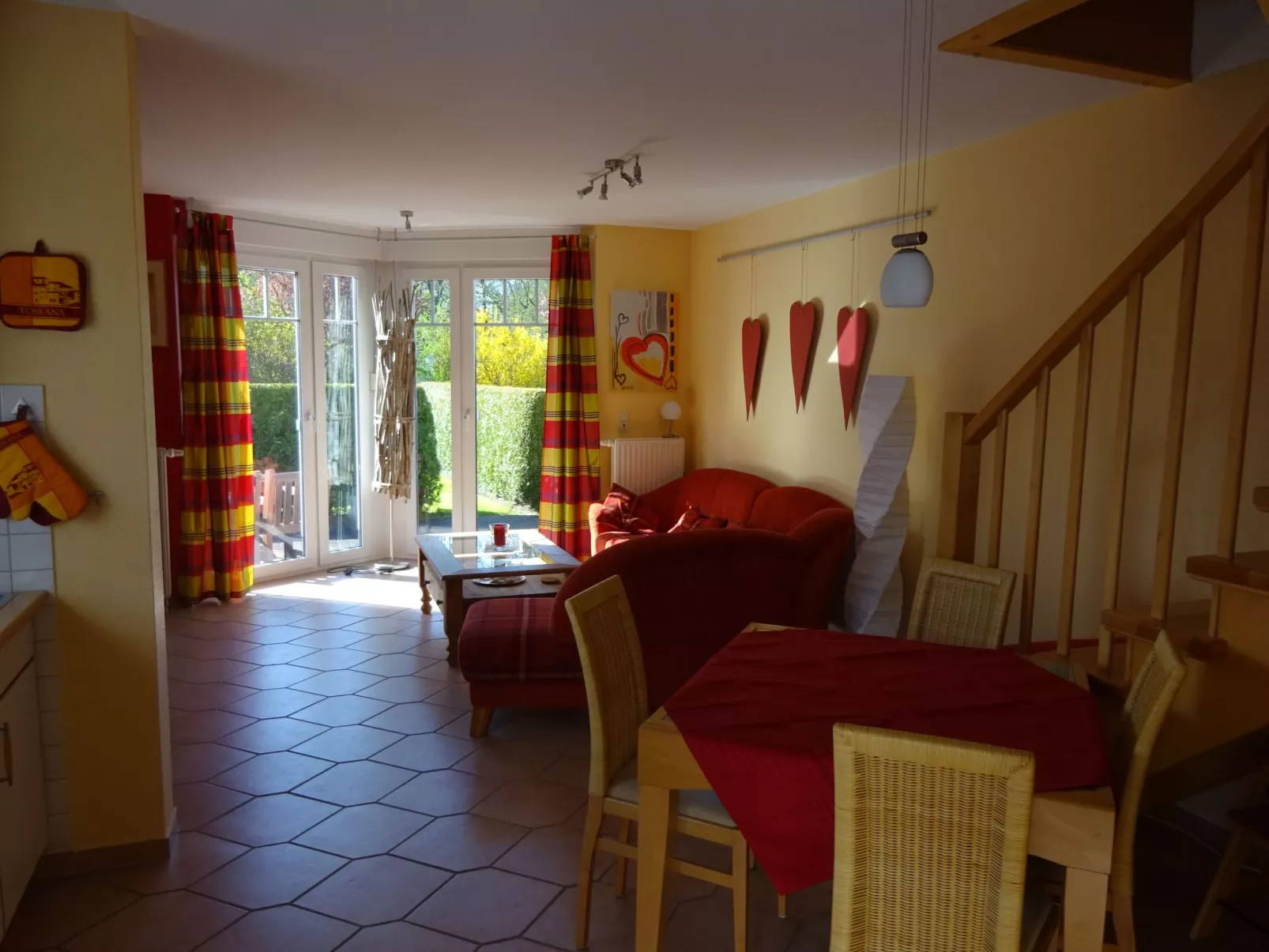 Komfortable Doppelhaushälfte und großem Garten-Drinnen